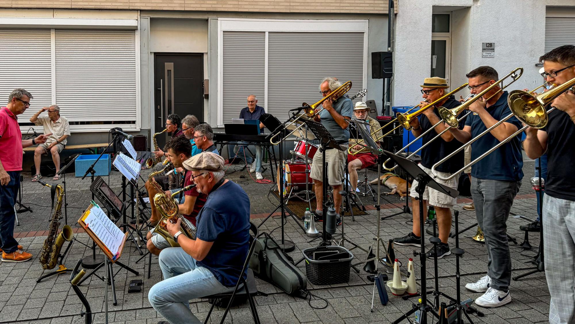 Die Leverkusen Big Band liefert den passenden Soundtrack für einen warmen Juliabend: charmant, nahbar und genau richtig.