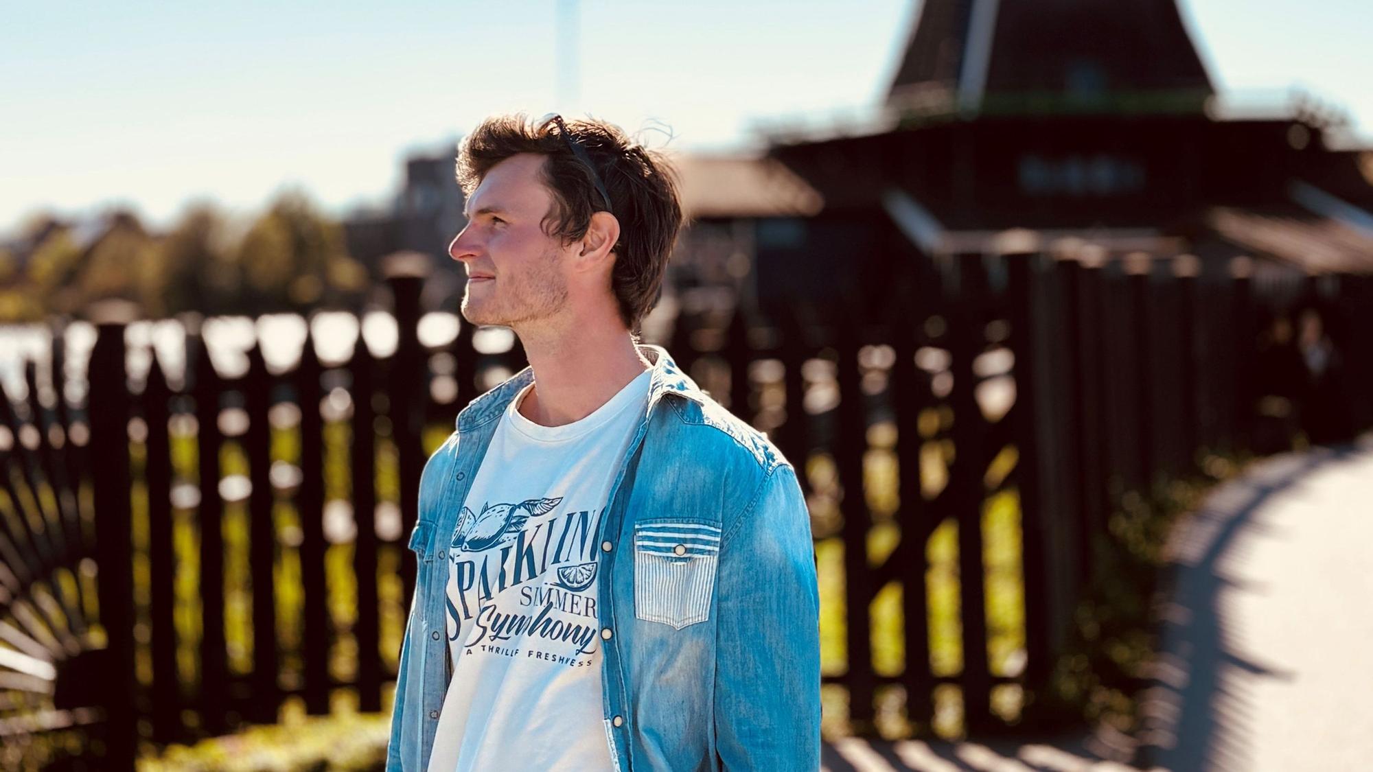 Das Foto zeigt einen jungen Mann.