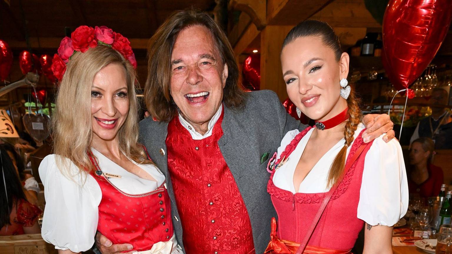 Joelina Drews (rechts) hat im Podcast „Drews Cordalis Petry - Kids Club“ eine Anekdote über ihren Vater Jürgen Drews geteilt. (Bild: 2025 Getty Images/Hannes Magerstaedt)