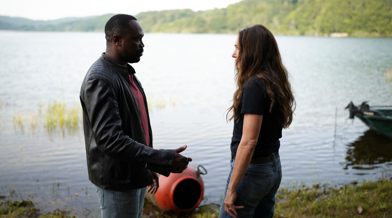 Der ortsansässige Polizist Didier Bousquet (Otis Ngoi) erklärt seiner neuen Kollegin Noémie Chastain (Laura Smet), was es mit dem Stausee auf sich hat.  (Bild: ARD Degeto Film/France Télévisions/Quad Drama/Baptiste Langinier)