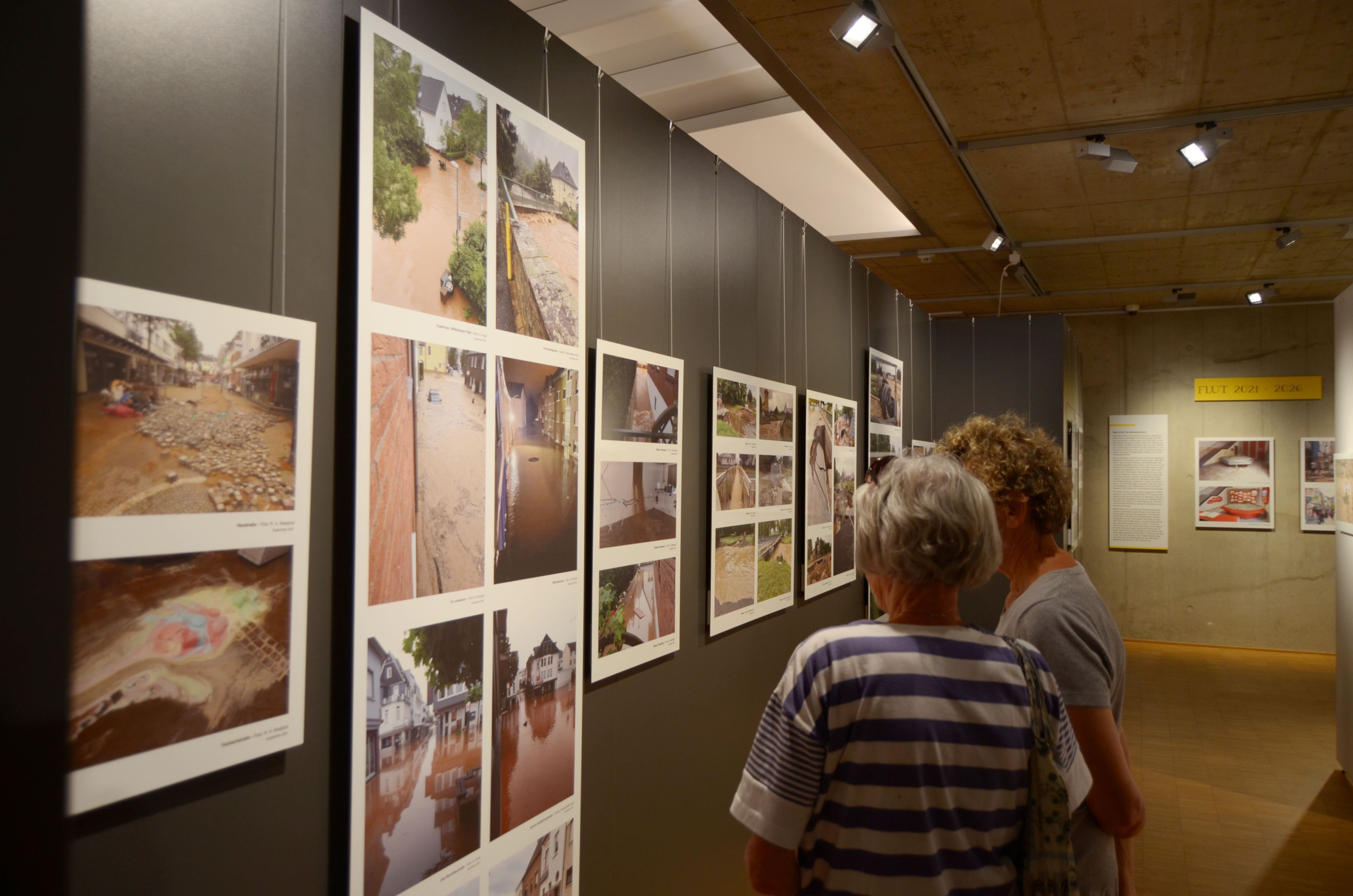 Zwei Frauen schauen sich im Museum Fotografien an.