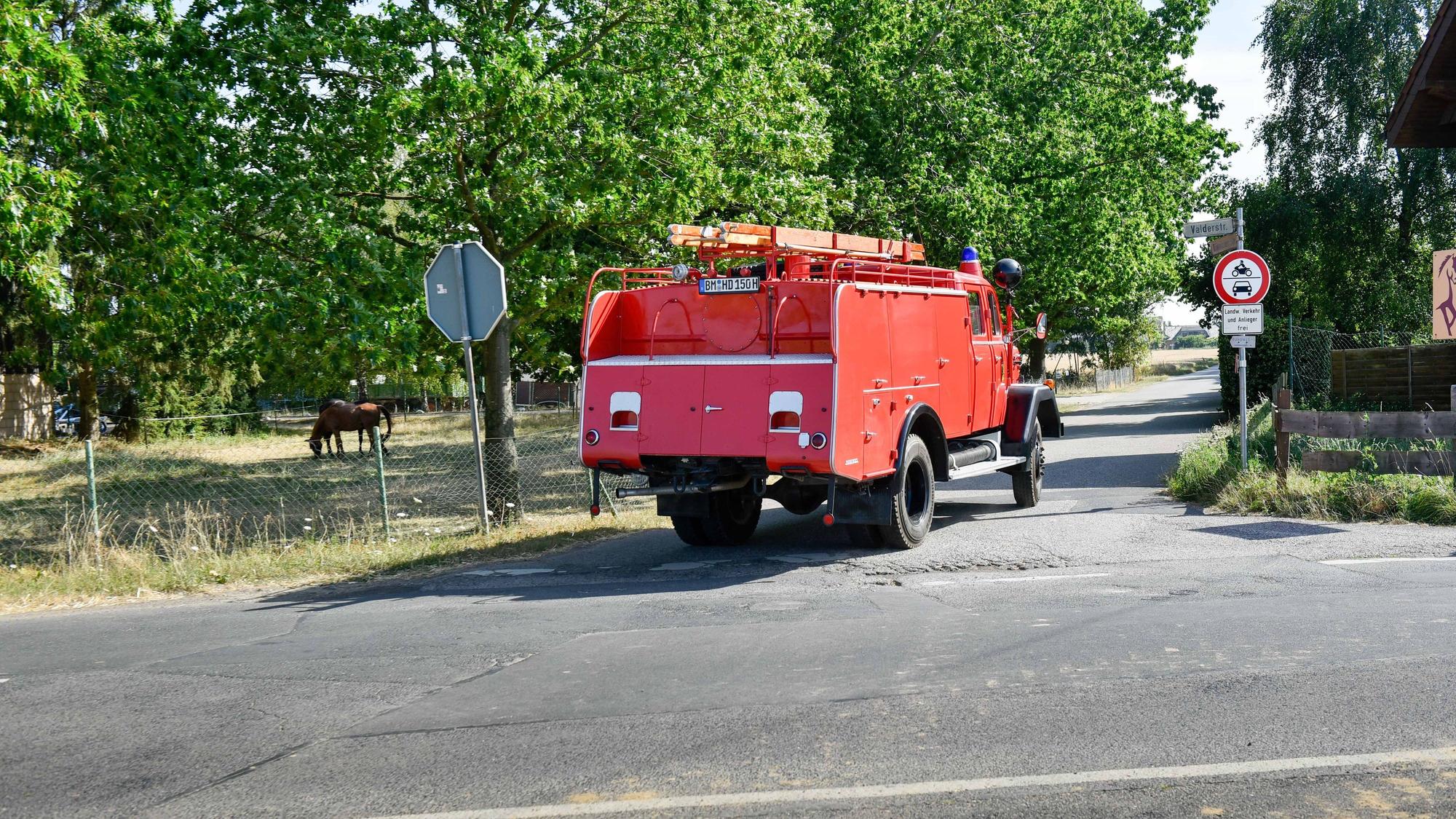 Auch ein ausgemustertes Feuerwehrauto dreht hier bisweilen noch seine Runden.
