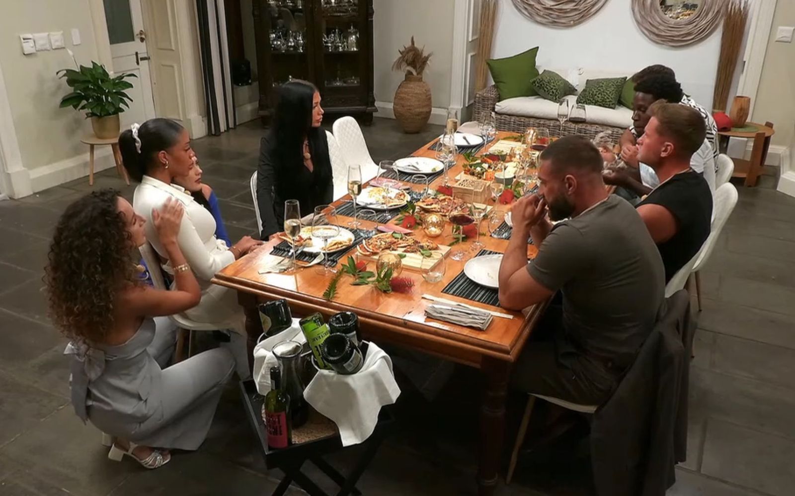 Samira (l.) tröstet die weinende Vanessa.  (Bild: RTL)