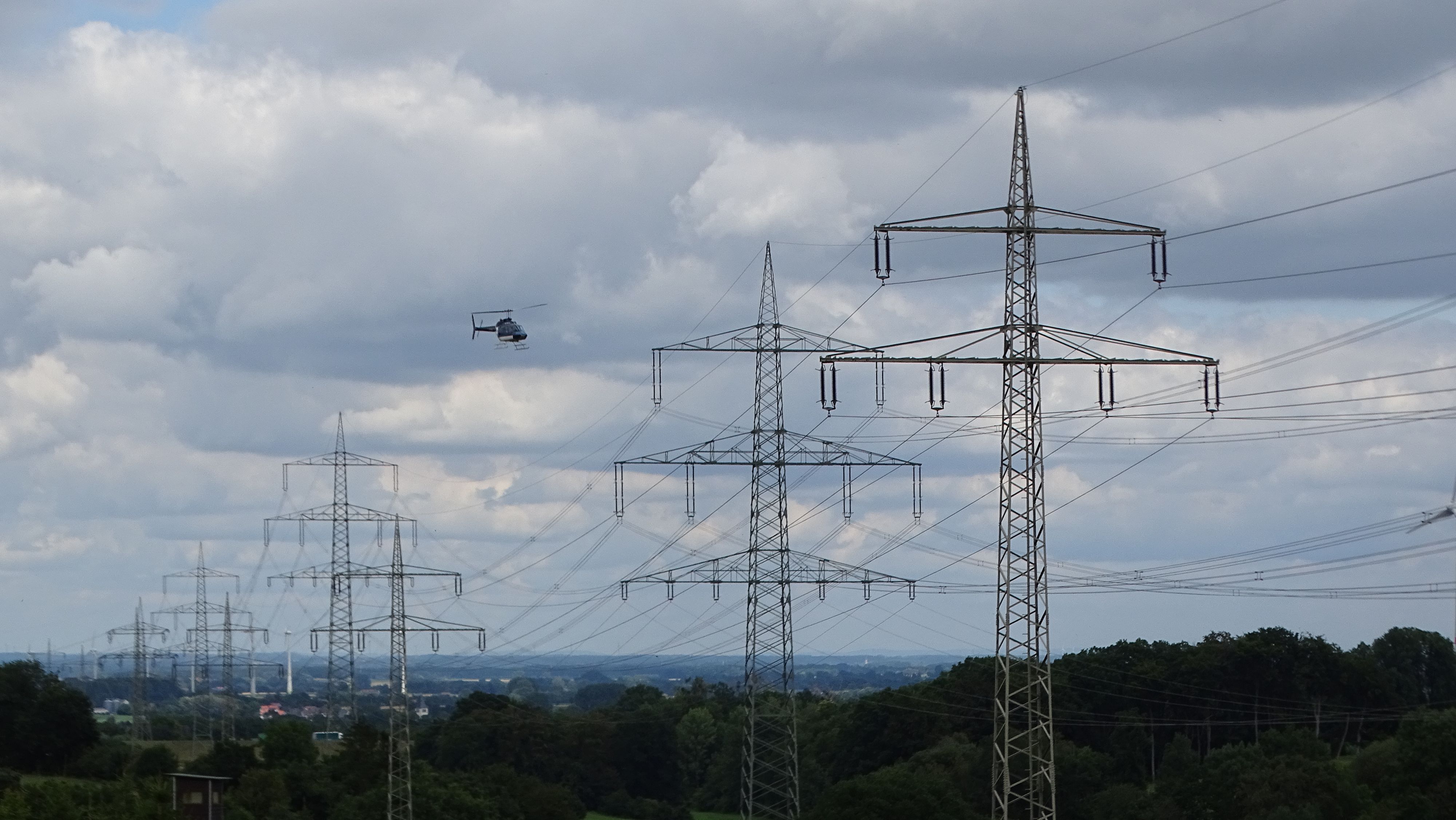 Ein Freileitungskontrolle per Helikopter
