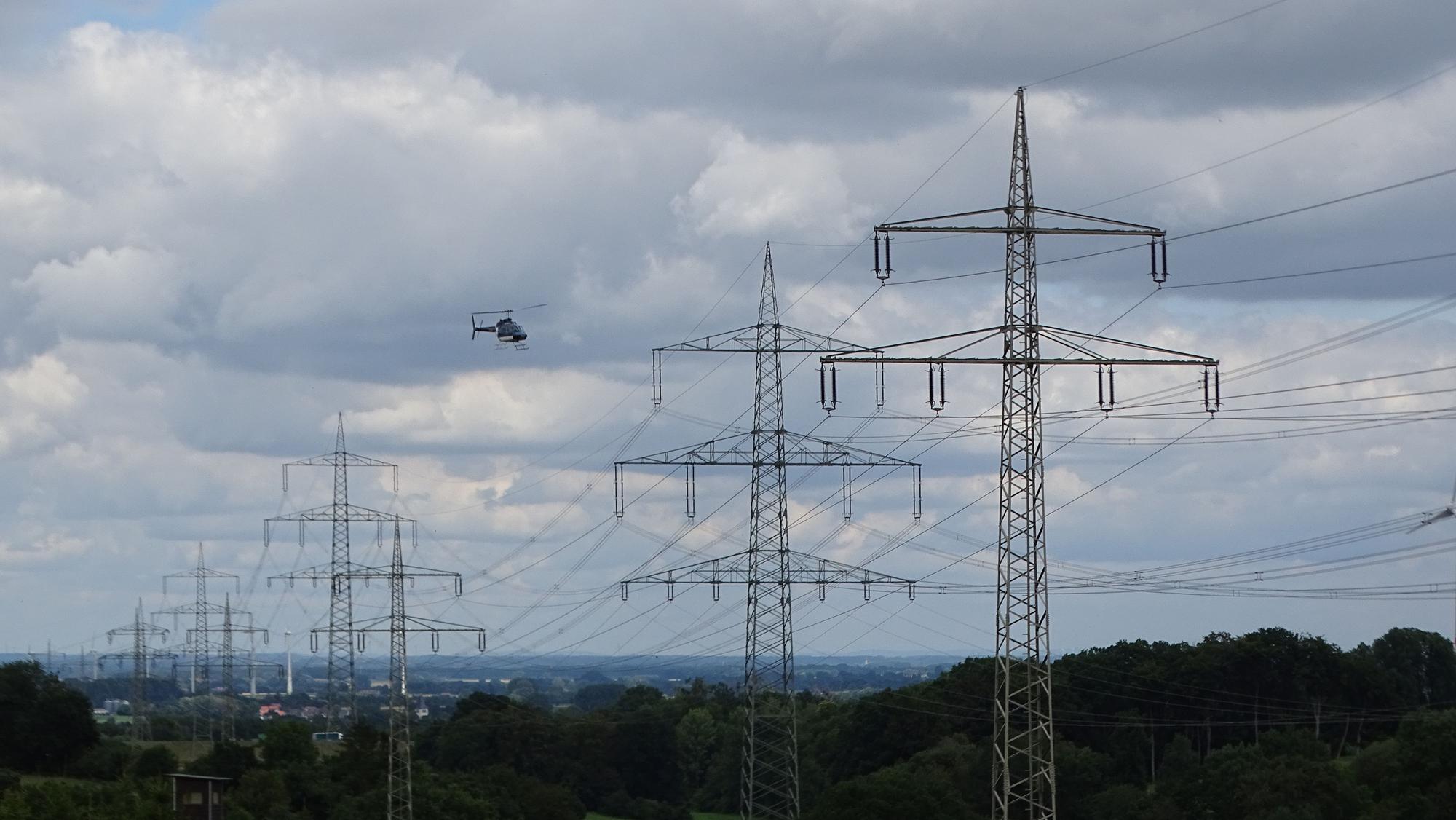 Ein Freileitungskontrolle per Helikopter