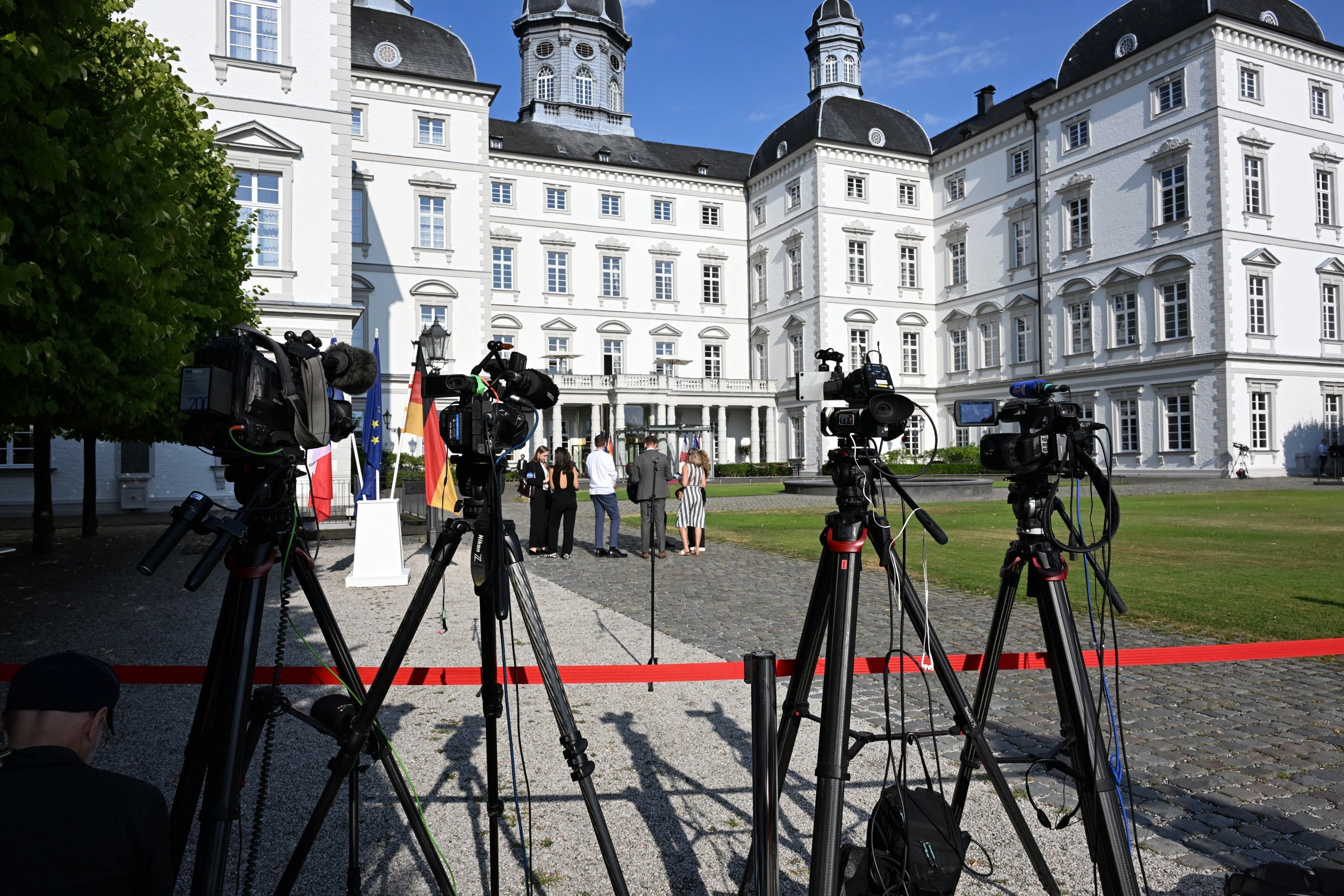 Kameras vor Schloss Bensberg