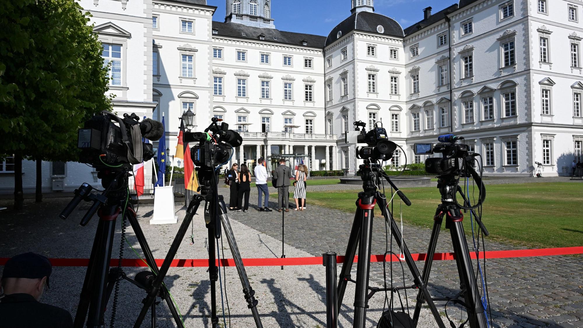 Kameras vor Schloss Bensberg