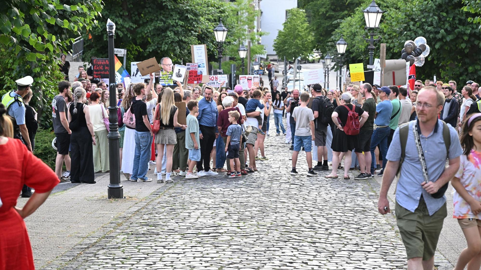 Das Foto zeigt Demonstranten an der Schloßstraße.