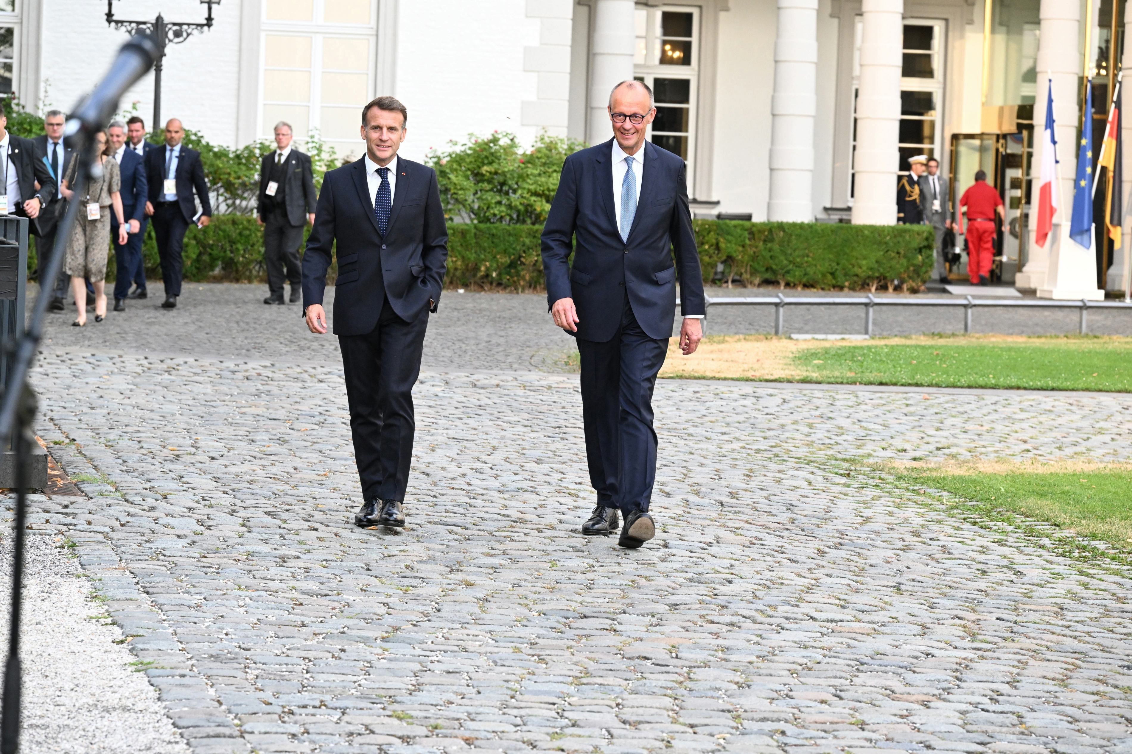 Merz und Macron vor dem Schloss