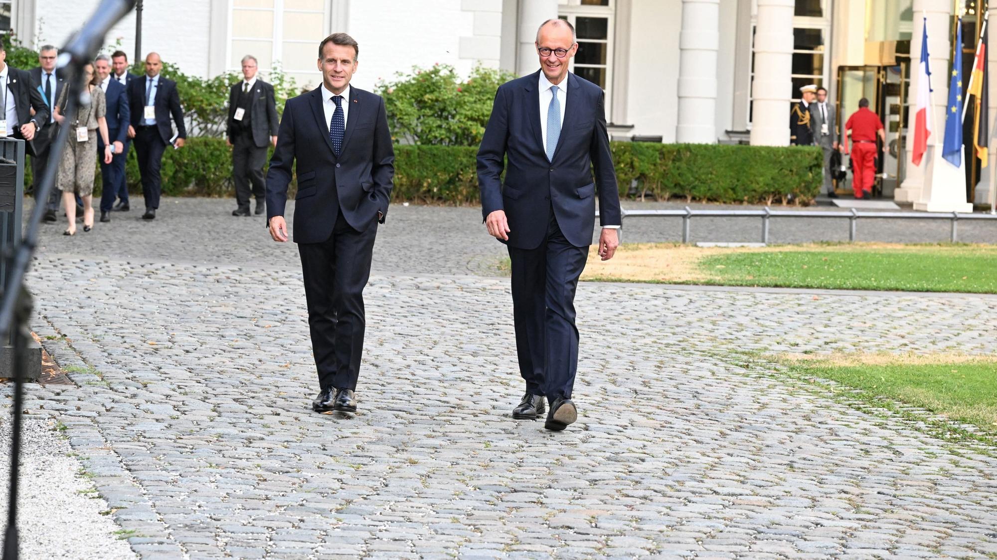 Merz und Macron vor dem Schloss