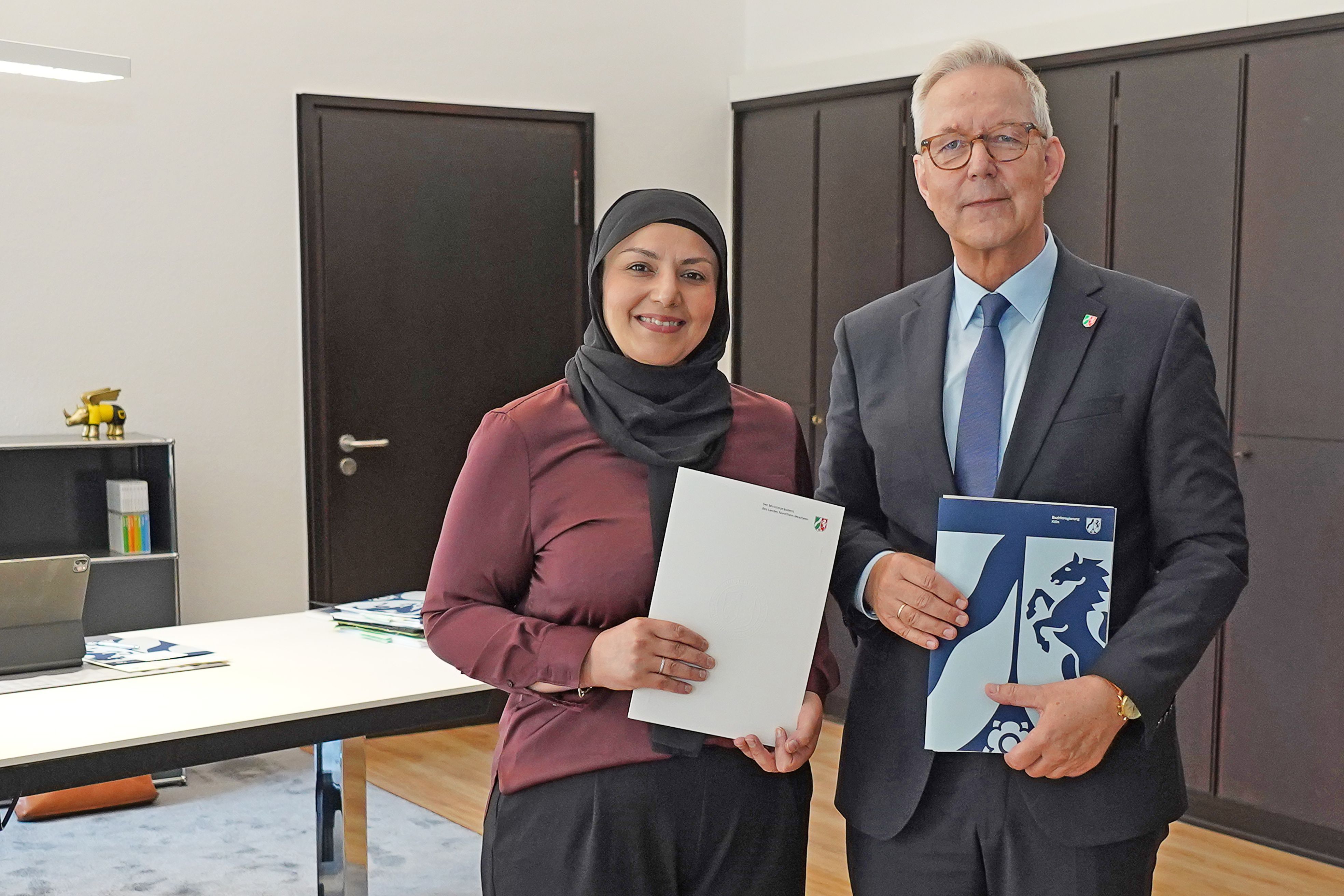 Frau Ümmü Gülsüm Karakus und Regierungspräsident Gregor Lange.