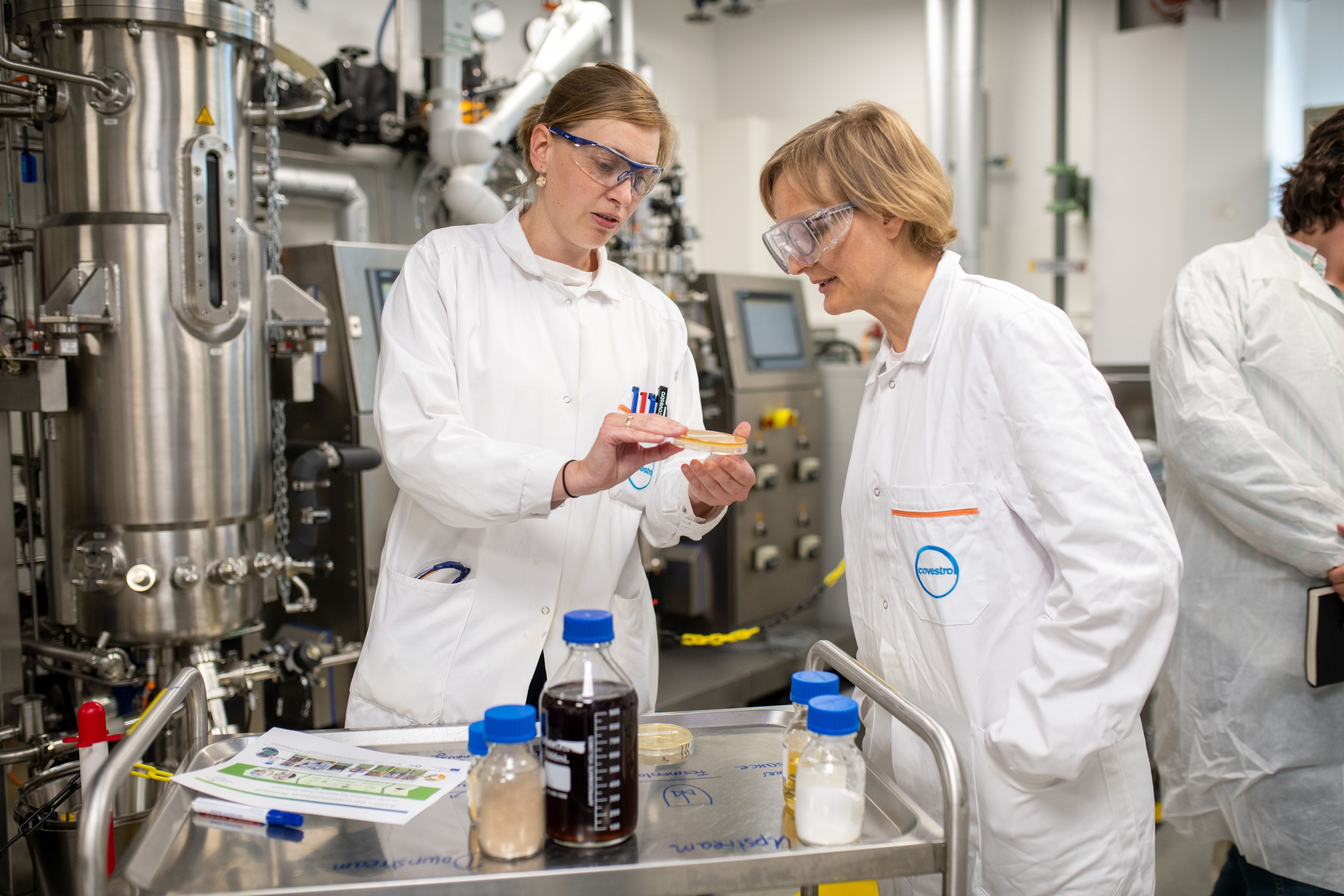 Grünen-Chefin Franziska Brantner im Bio-Anilin-Labor von Covestro