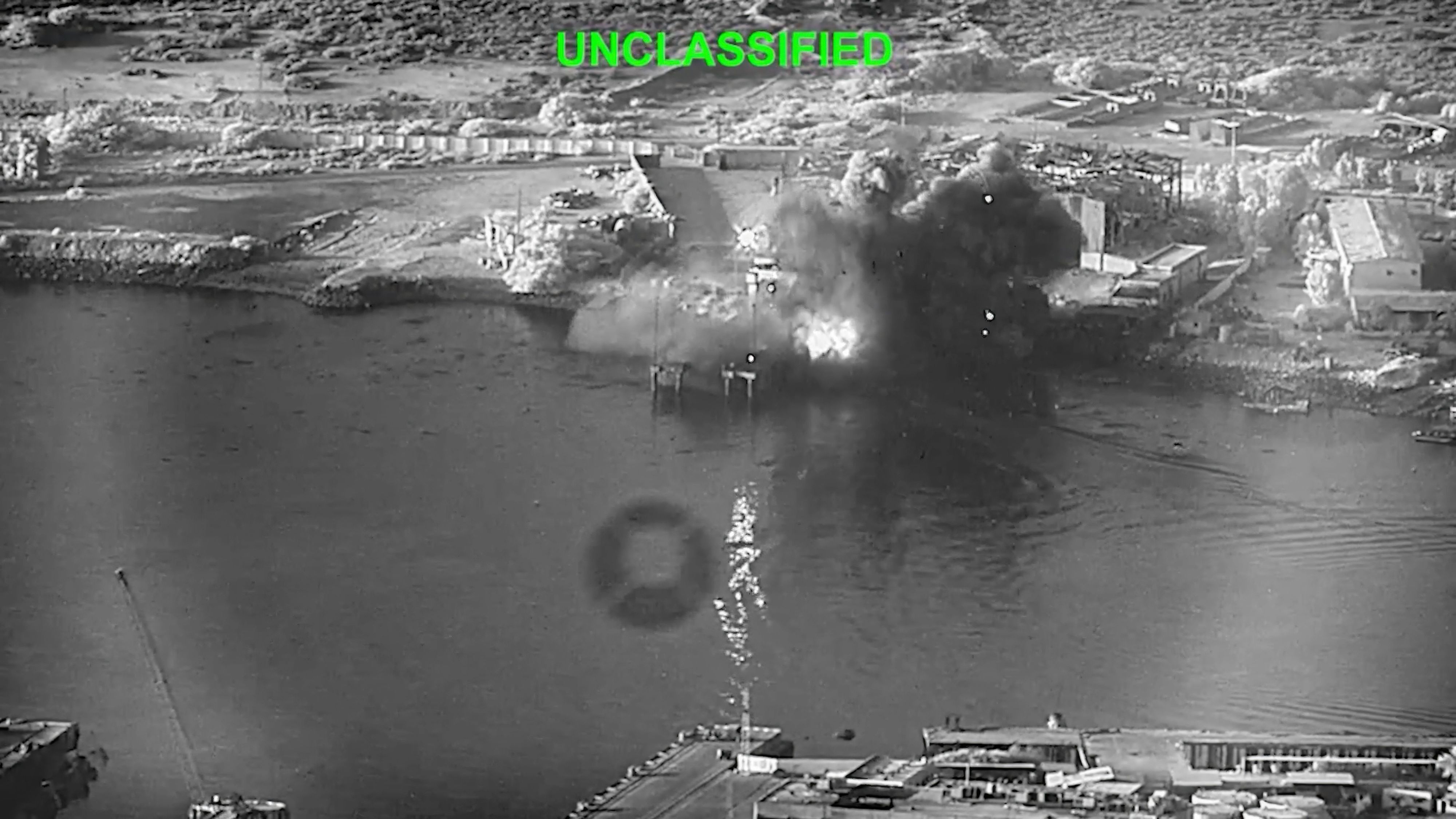 Dieses Bild aus einem vom US-Zentralkommando veröffentlichten Video zeigt eine Explosion im Marinestützpunkt Bandar Abbas. (Archivbild)