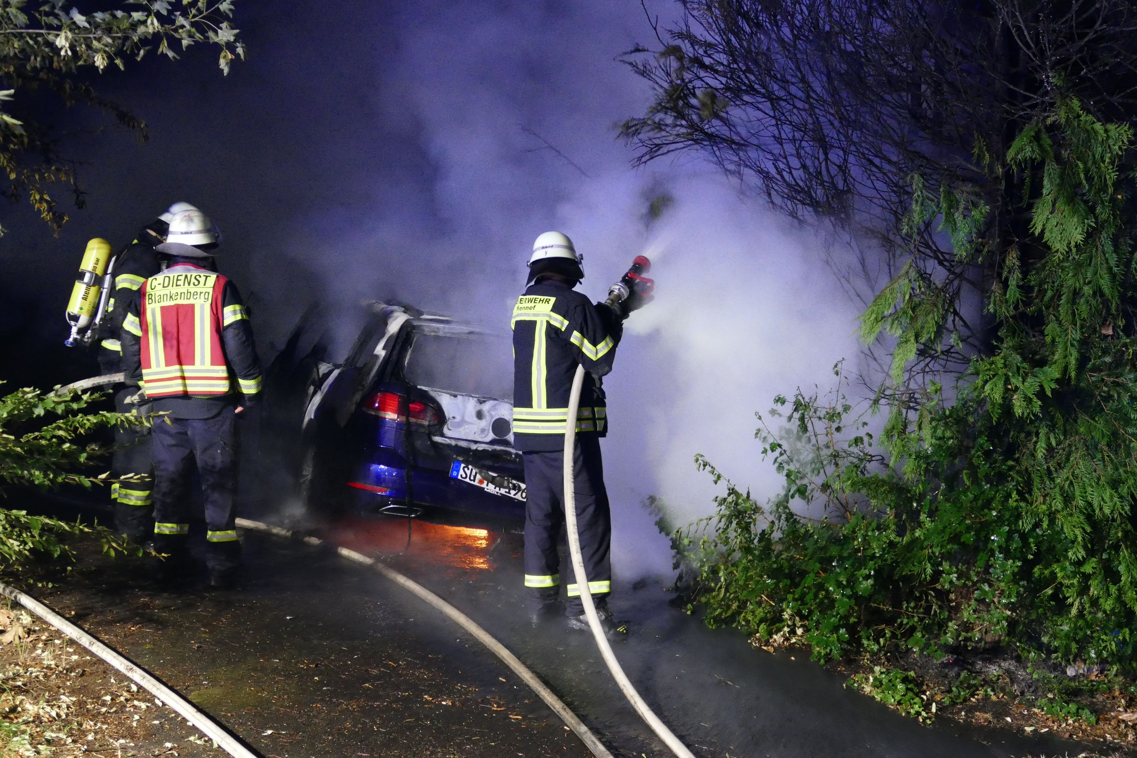 Feuerwehrleute bei einem nächtlichen Brand.