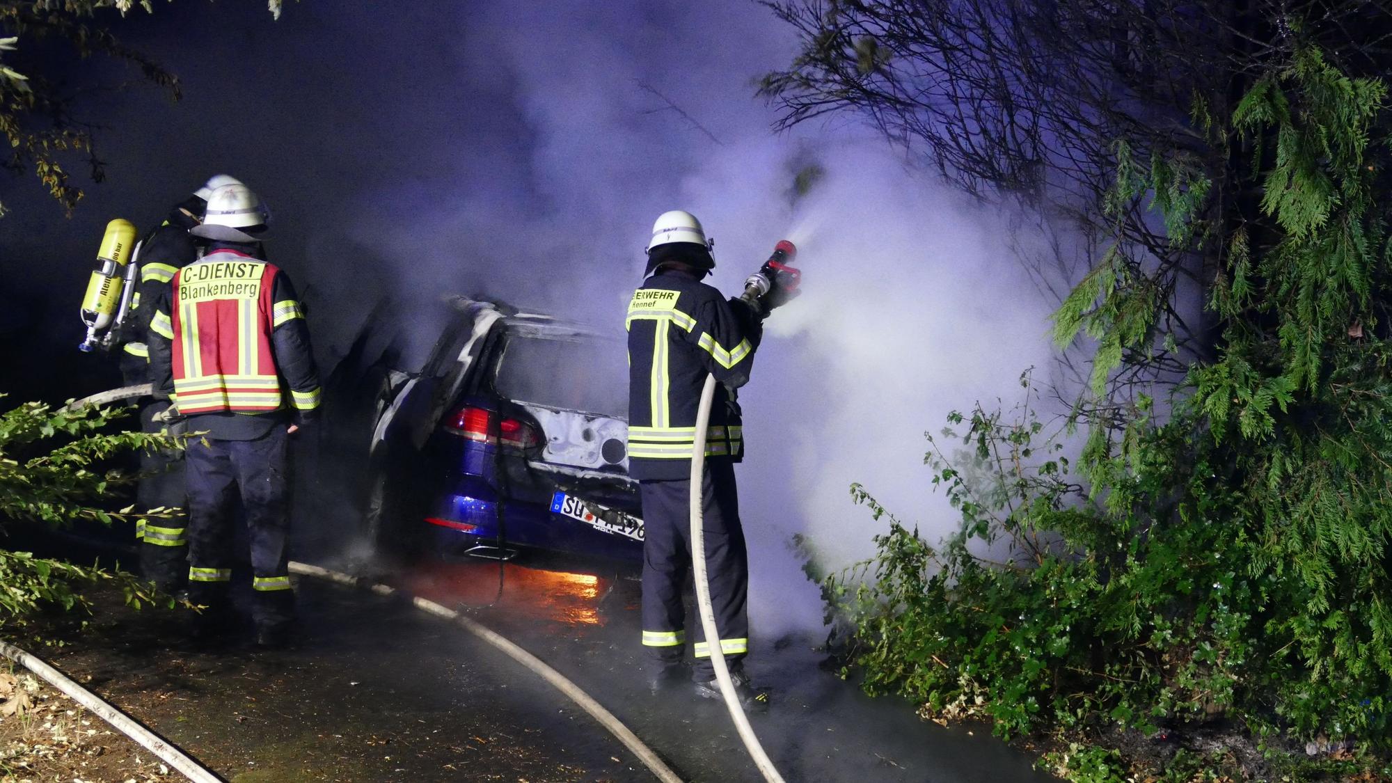 Feuerwehrleute bei einem nächtlichen Brand.