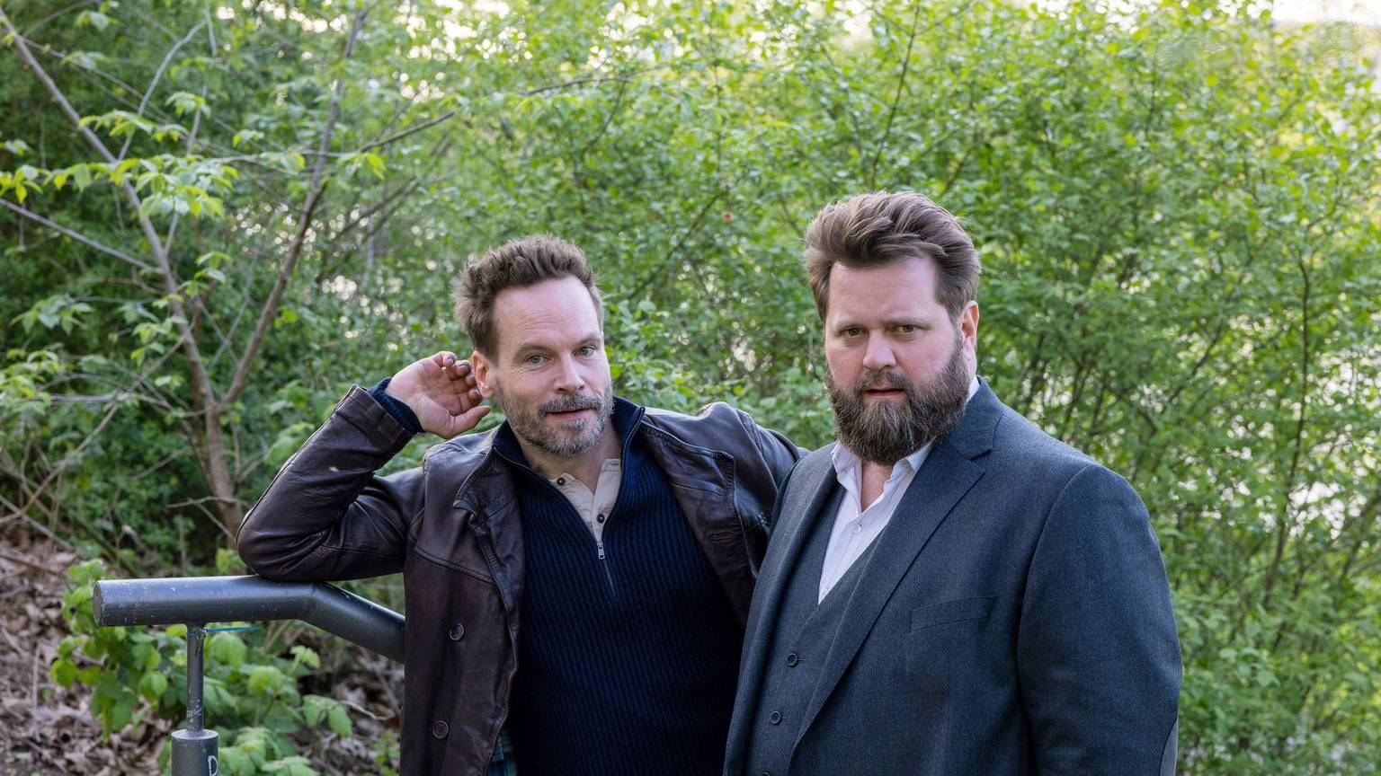In der Krimi-Serie des ZDF spielt Wanja Mues (links) den Privatdetektiv Leo Oswald, Antoine Monot spielt den Rechtsanwalt Benni Hornberg. (Archivbild)