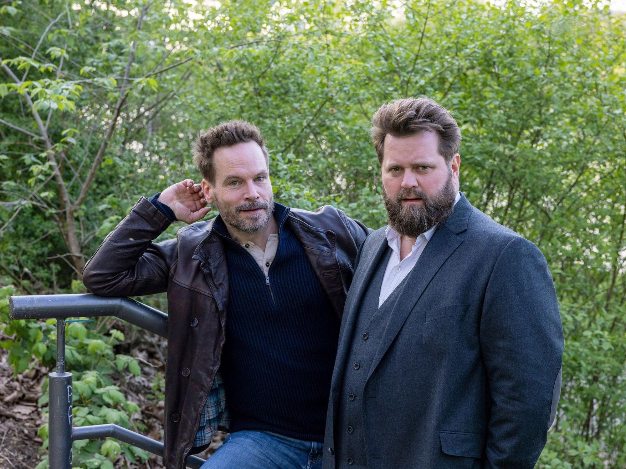 In der Krimi-Serie des ZDF spielt Wanja Mues (links) den Privatdetektiv Leo Oswald, Antoine Monot spielt den Rechtsanwalt Benni Hornberg. (Archivbild)