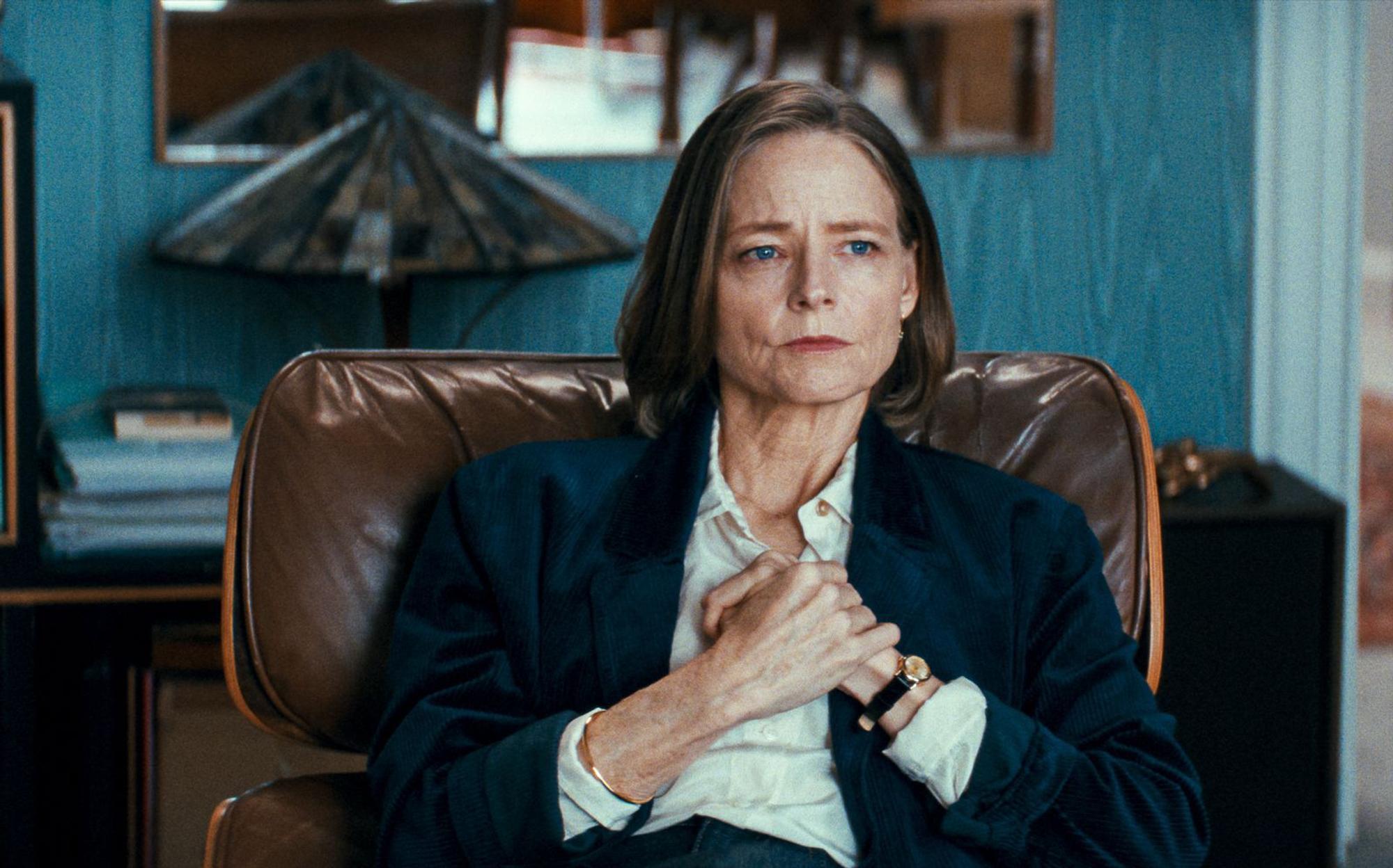 Die Psychiaterin Lilian Steiner (Jodie Foster) macht sich Sorgen um ihre Patientin, die zum wiederholten Mal eine Therapiesitzung versäumt. (Bild: Plaion Pictures/George Lechaptois)