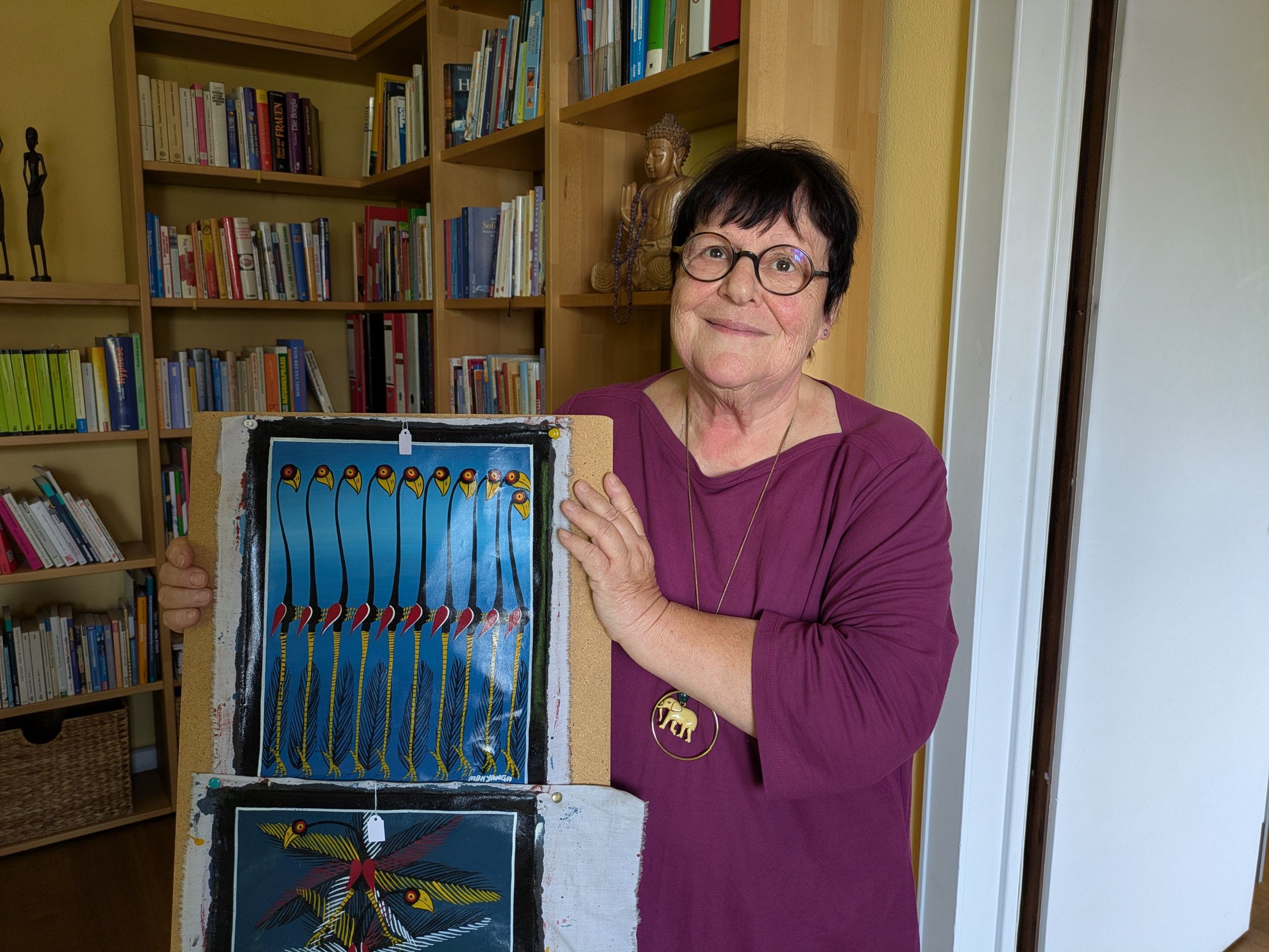 Vereinsgründerin Sigrid Oehmig mit Tingatinga-Malerei