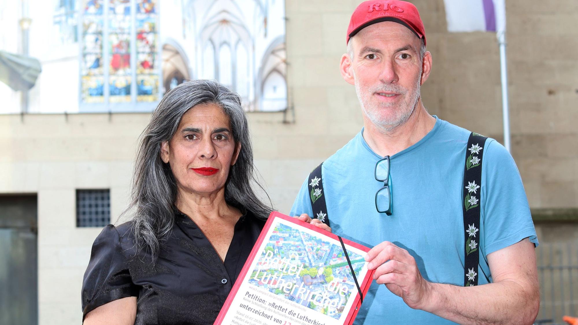 Betsy de Torres und Jan Krauthäuser von der Initiative „Rettet die Lutherkirche“ vor dem Gespräch mit der Kirchenleitung: Sie übergaben den Verantwortlichen der Evangelischen Gemeinde Köln eine Petition mit 13.000 Unterschriften.