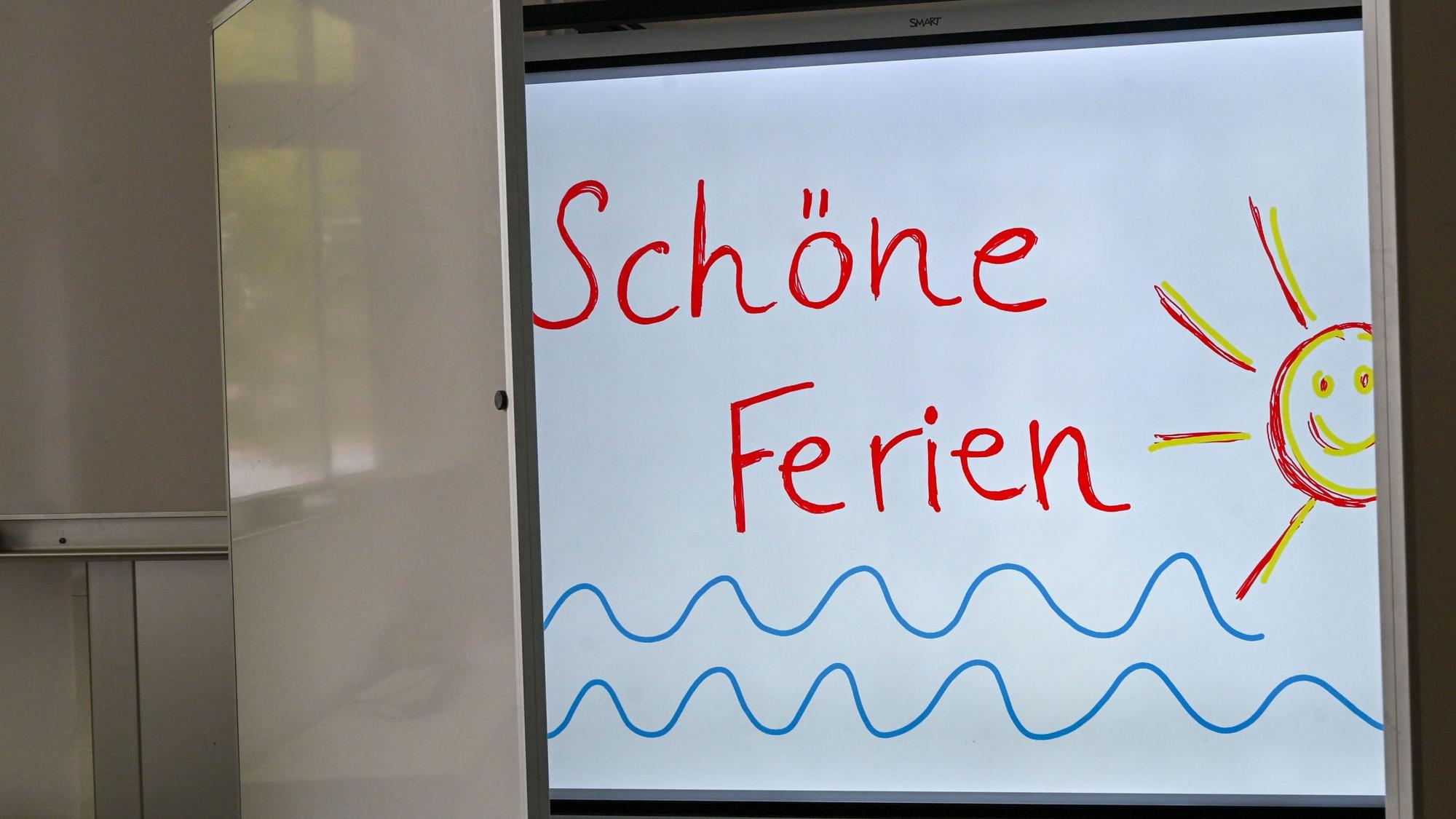 ARCHIV - 07.07.2026, Berlin: Eine mit den Worten „Schöne Ferien“ beschriebene Smartboard-Tafel ist zu sehen. Die Sommerferien in Berlin und Brandenburg gehen in diesem Jahr vom 09. Juli bis 22. August. (zu dpa: ««Schuhljahr»: CDU will besser auf Rechtschreibung achten») Foto: Jens Kalaene/dpa +++ dpa-Bildfunk +++