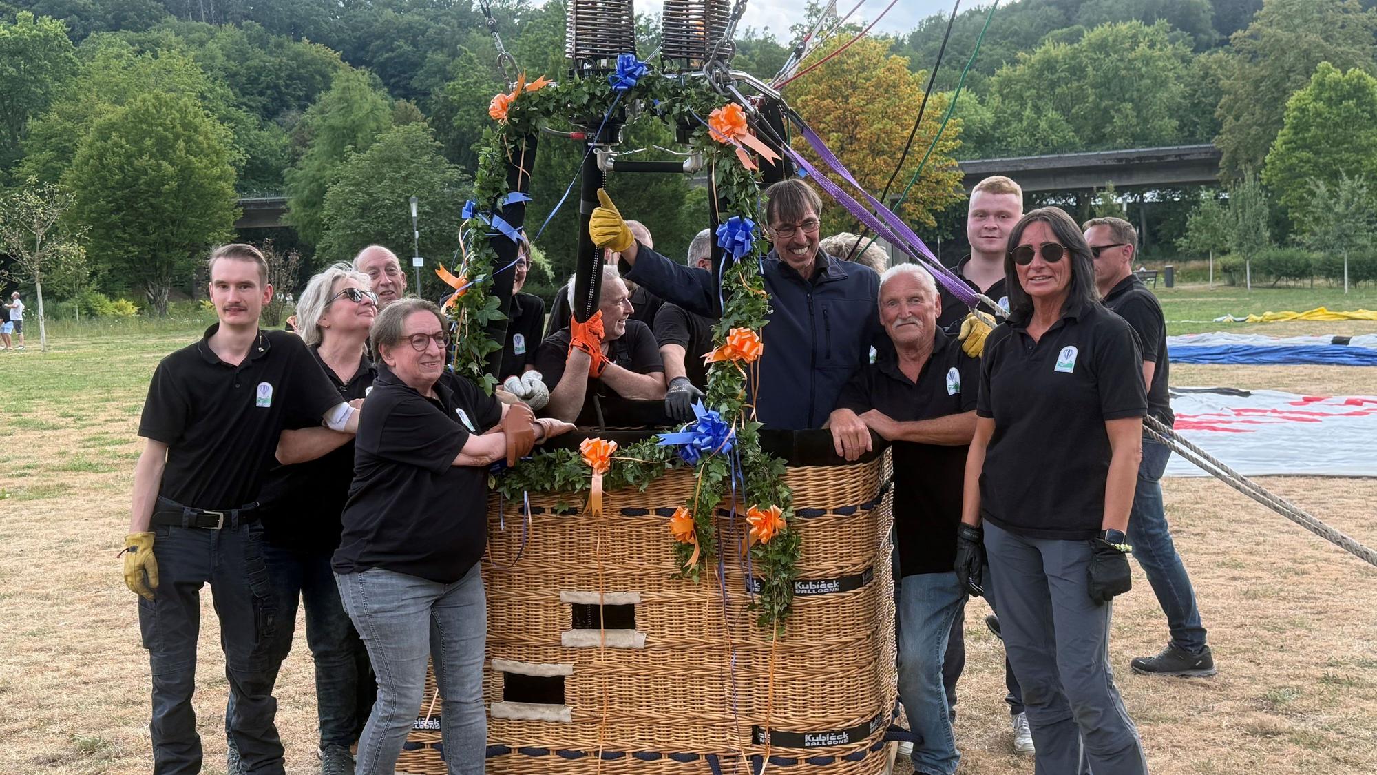 Im Wiehlpark wurde der neue Heißluftballon der Volksbank Oberberg getauft.