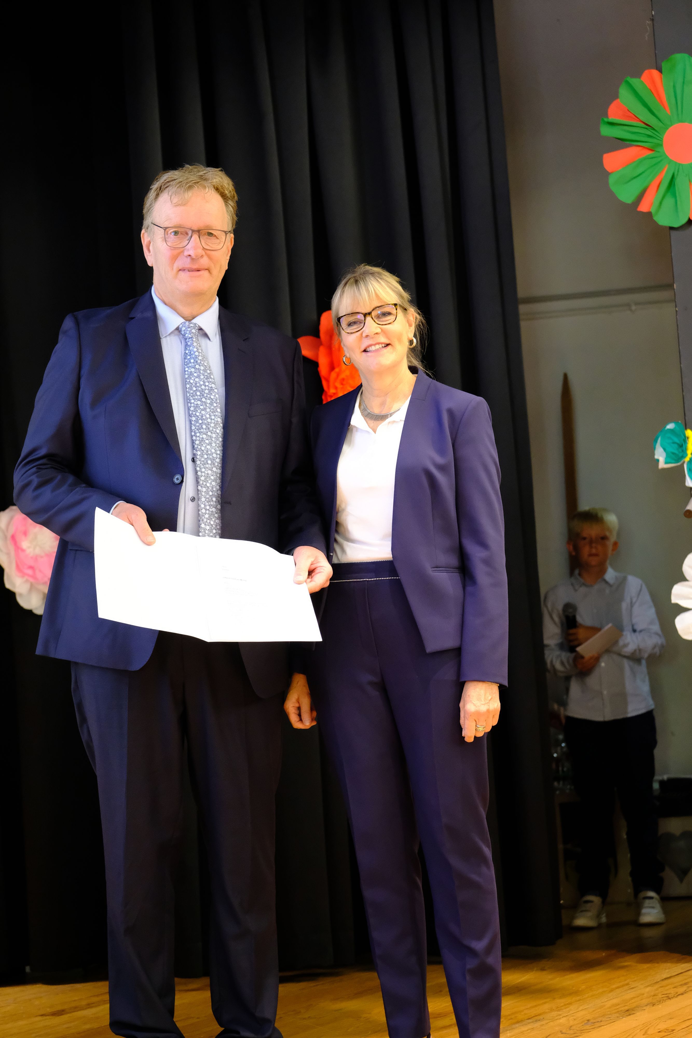 Verabschiedungsfeier für den Rektor der Mechernicher Grundschule, Uli Lindner-Moog, hier mit Schulamtsdirektorin Bärbel König.