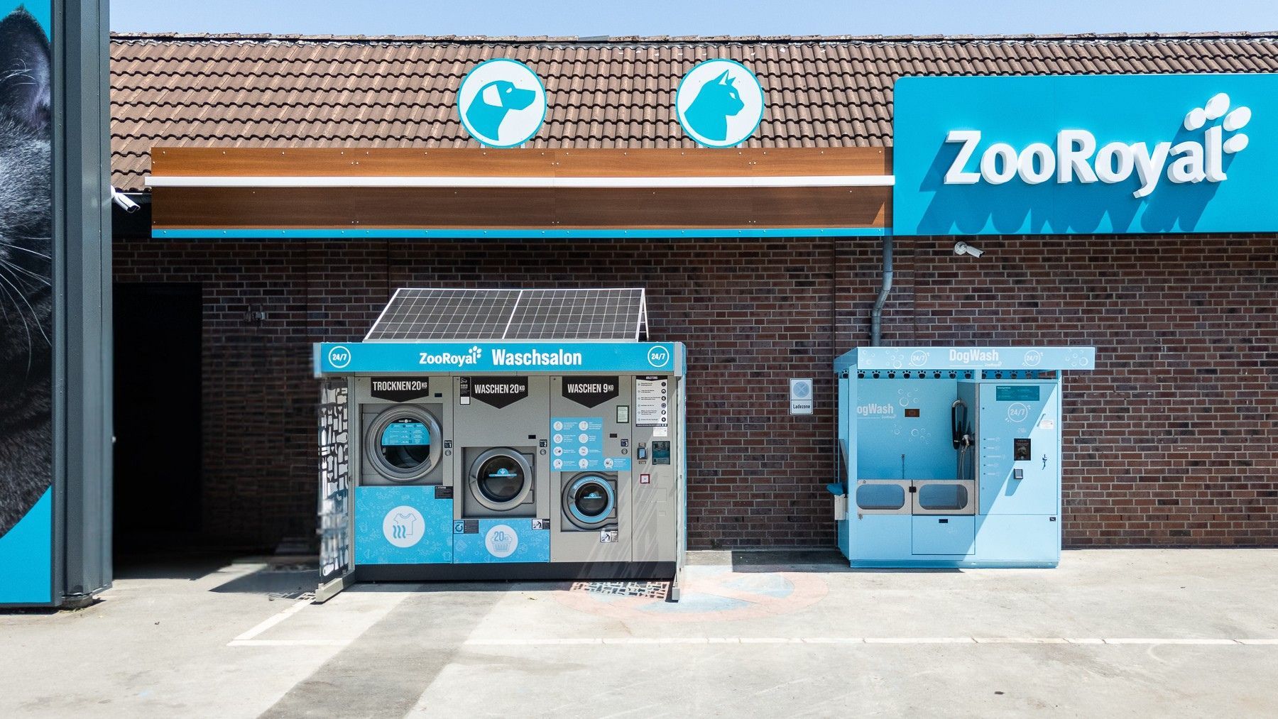 Waschsalon und DogWash-Station neben dem Ladeneingang