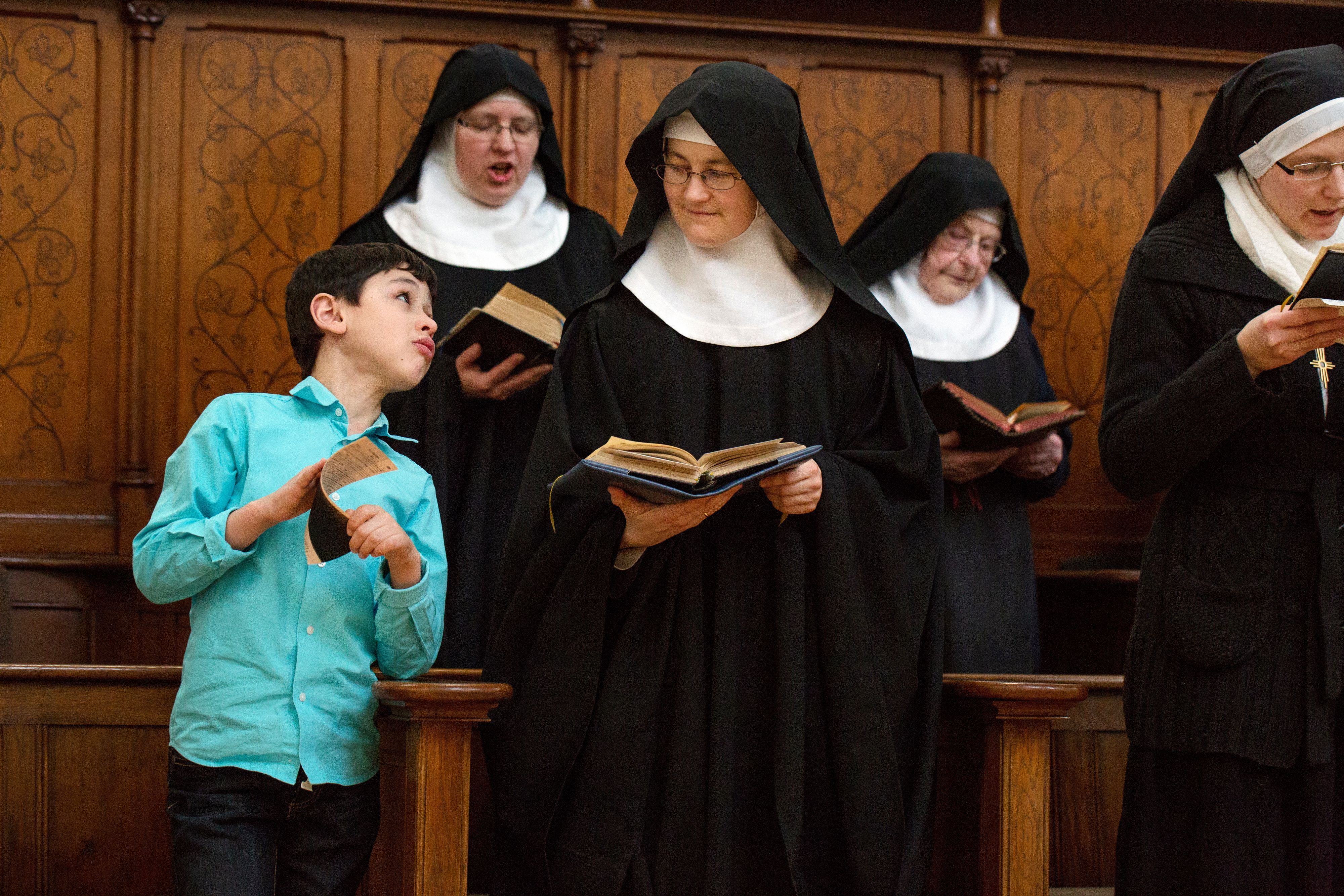 Maurice besucht am Sonntagnachmittag 
Sr. Agnes im Herz Jesu Kloster in Köln und nimmt auch an der Vesper teil.
