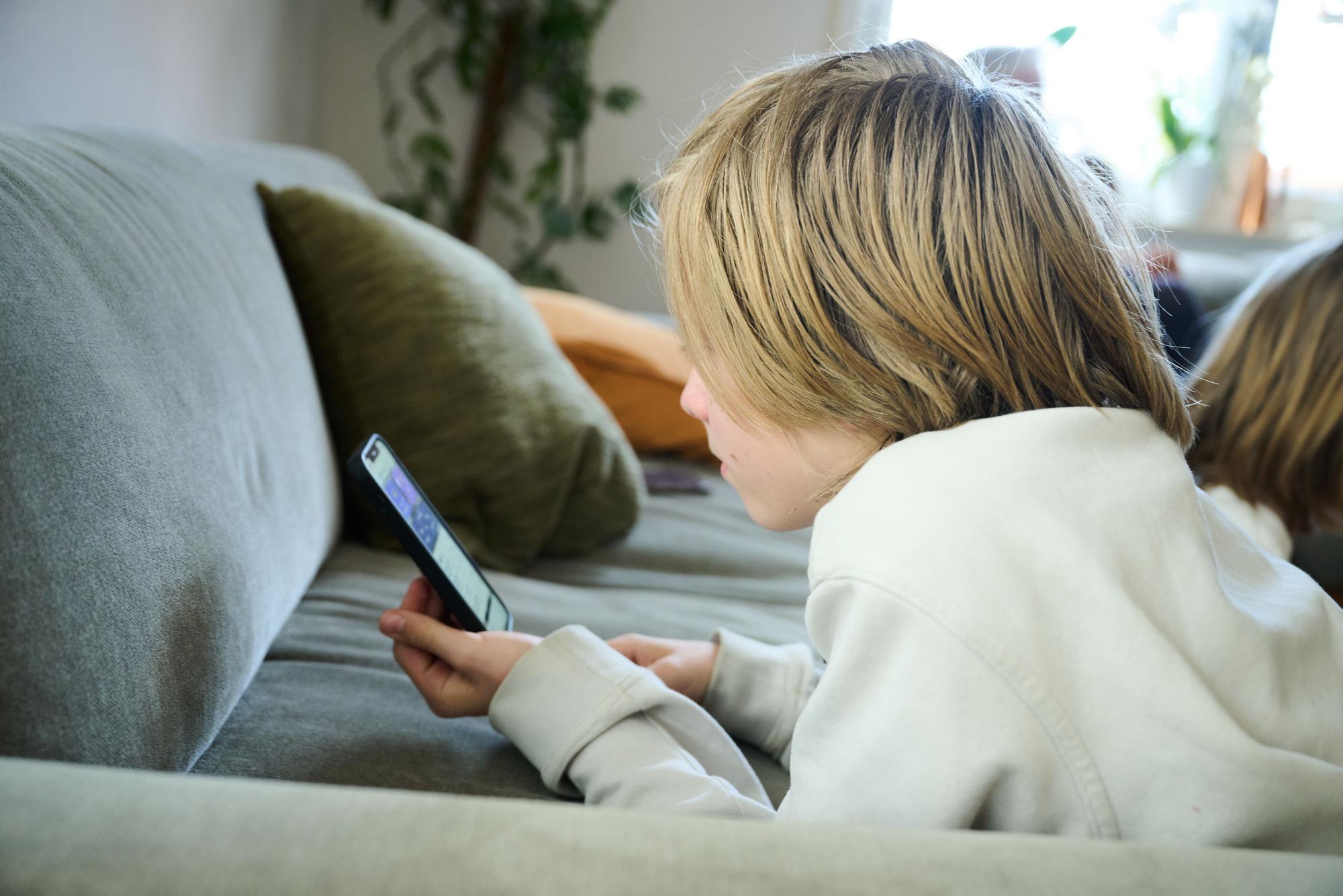 Kinder nutzen immer früher Smartphones.