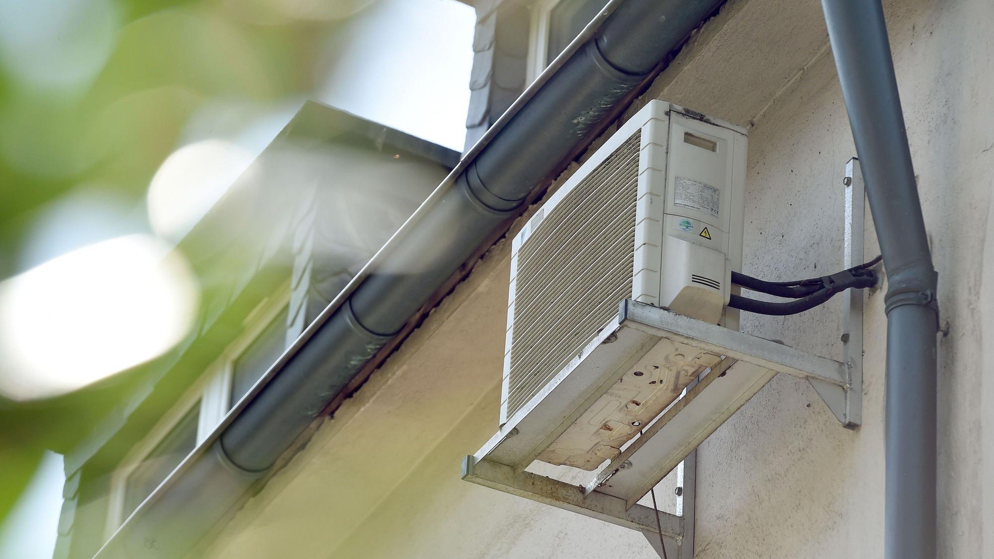 Eine Klimaanlage an der Hauswand eines Mehrfamilienhauses.