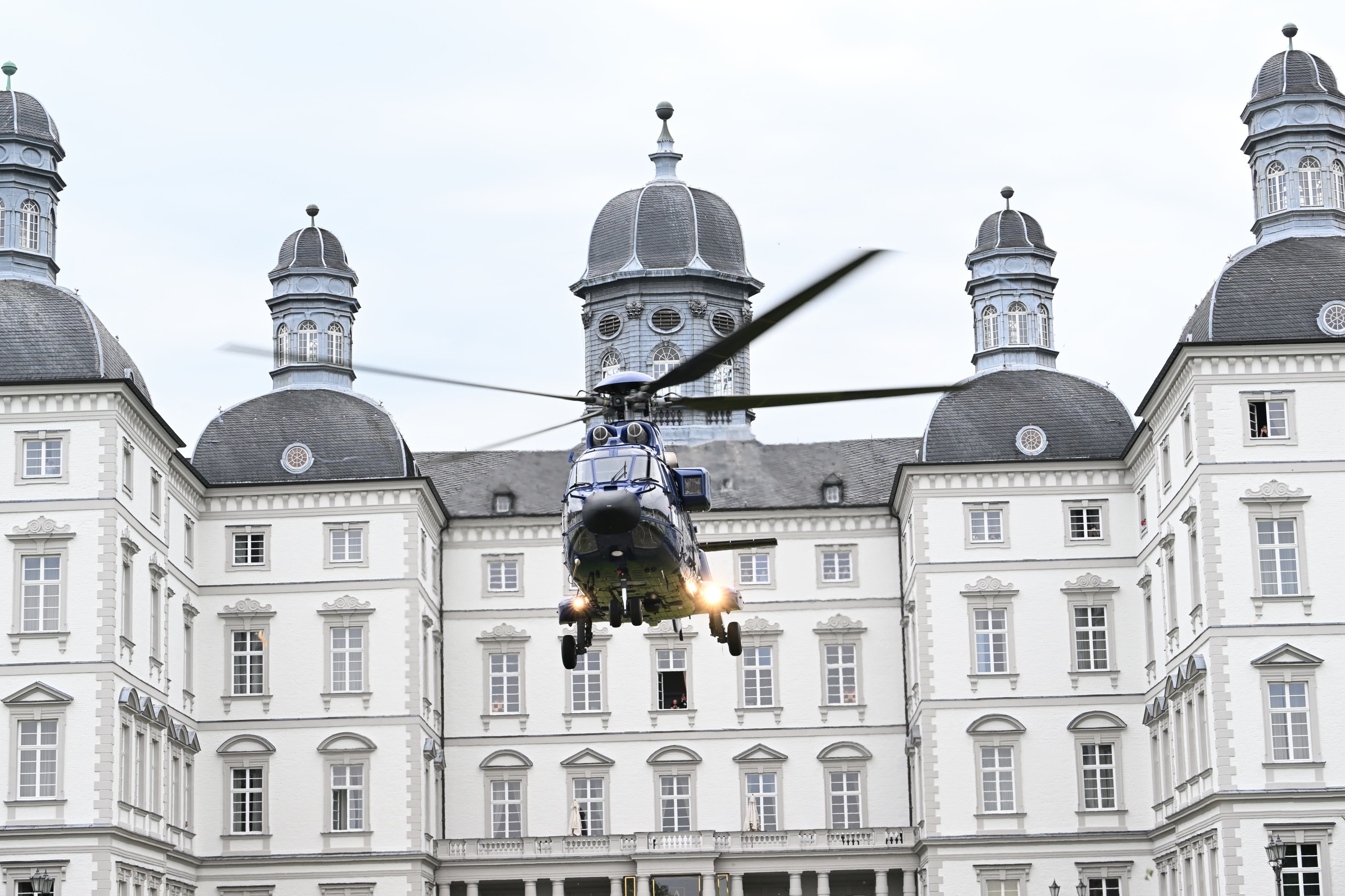Der Hubschrauber in der Luft vor der Kulisse des Schlosses.