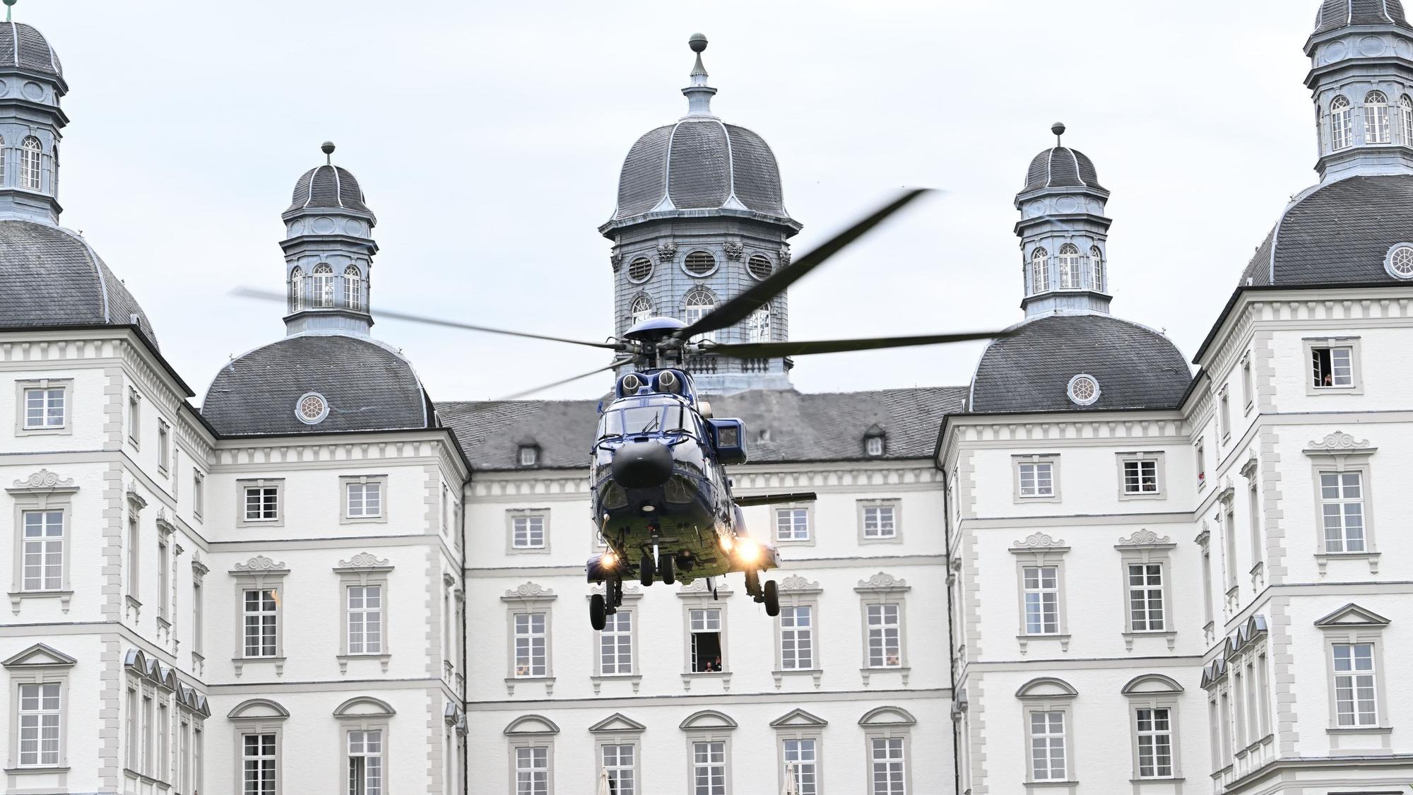 Der Hubschrauber in der Luft vor der Kulisse des Schlosses.