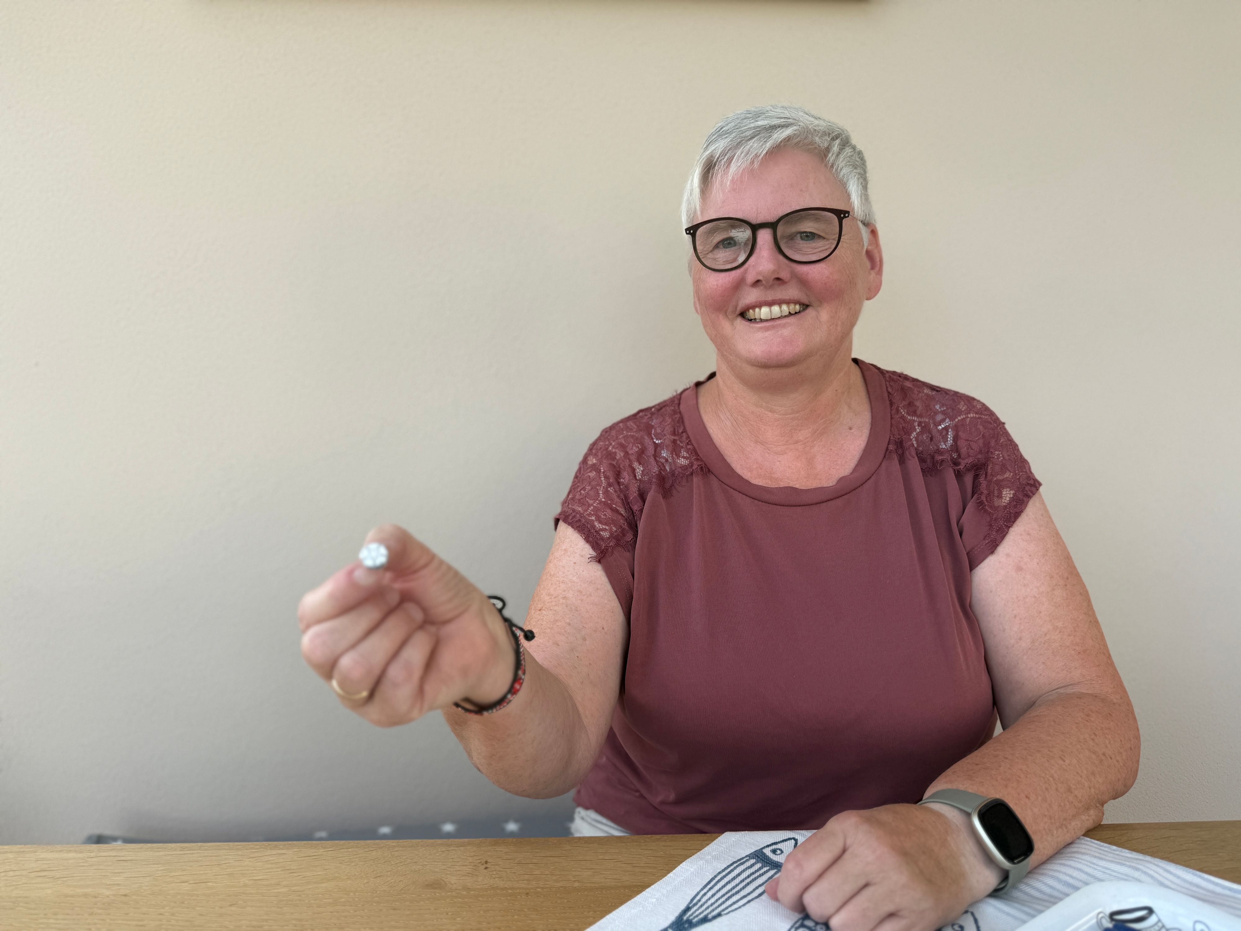 Elisabeth Blumberg (65) mit der Anstecknadel. Diese erinnert die Wipperfürtherin nicht nur an ihren Vater, sondern auch an den schottischen Soldaten Albert.