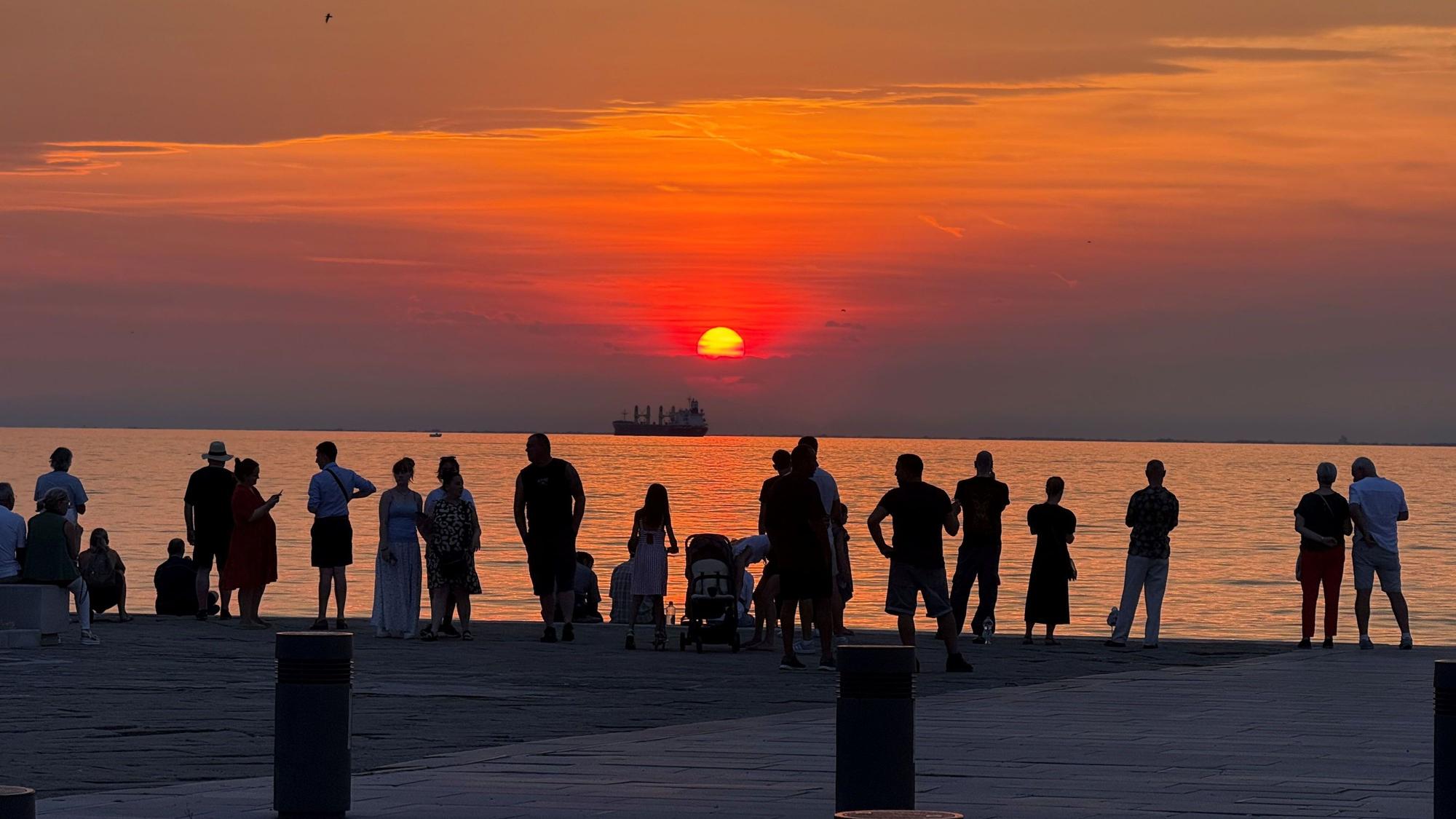 Sonnenuntergänge ziehen Menschen immer magisch an.
