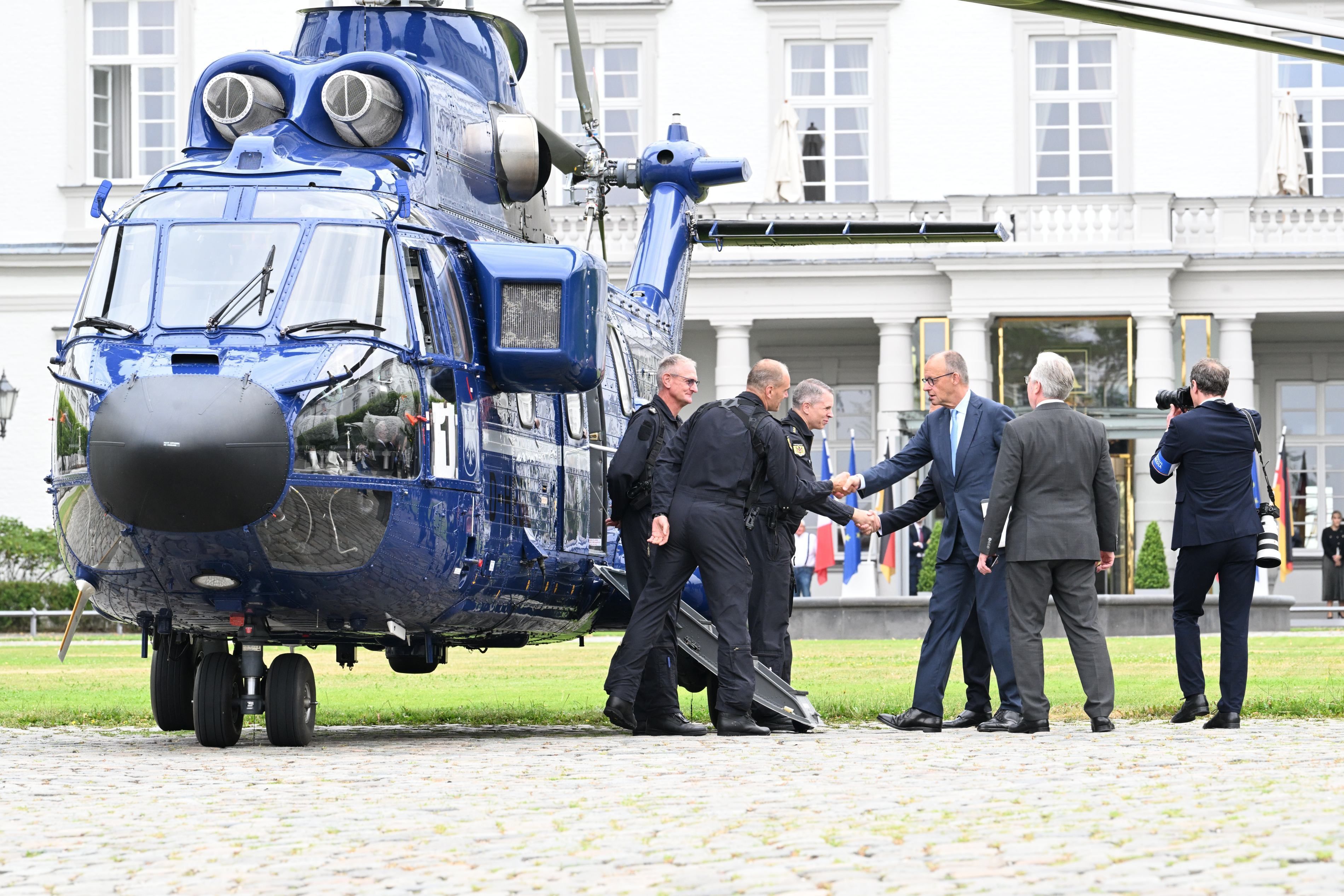 Friedrich Merz steht vor dem Helikopter.