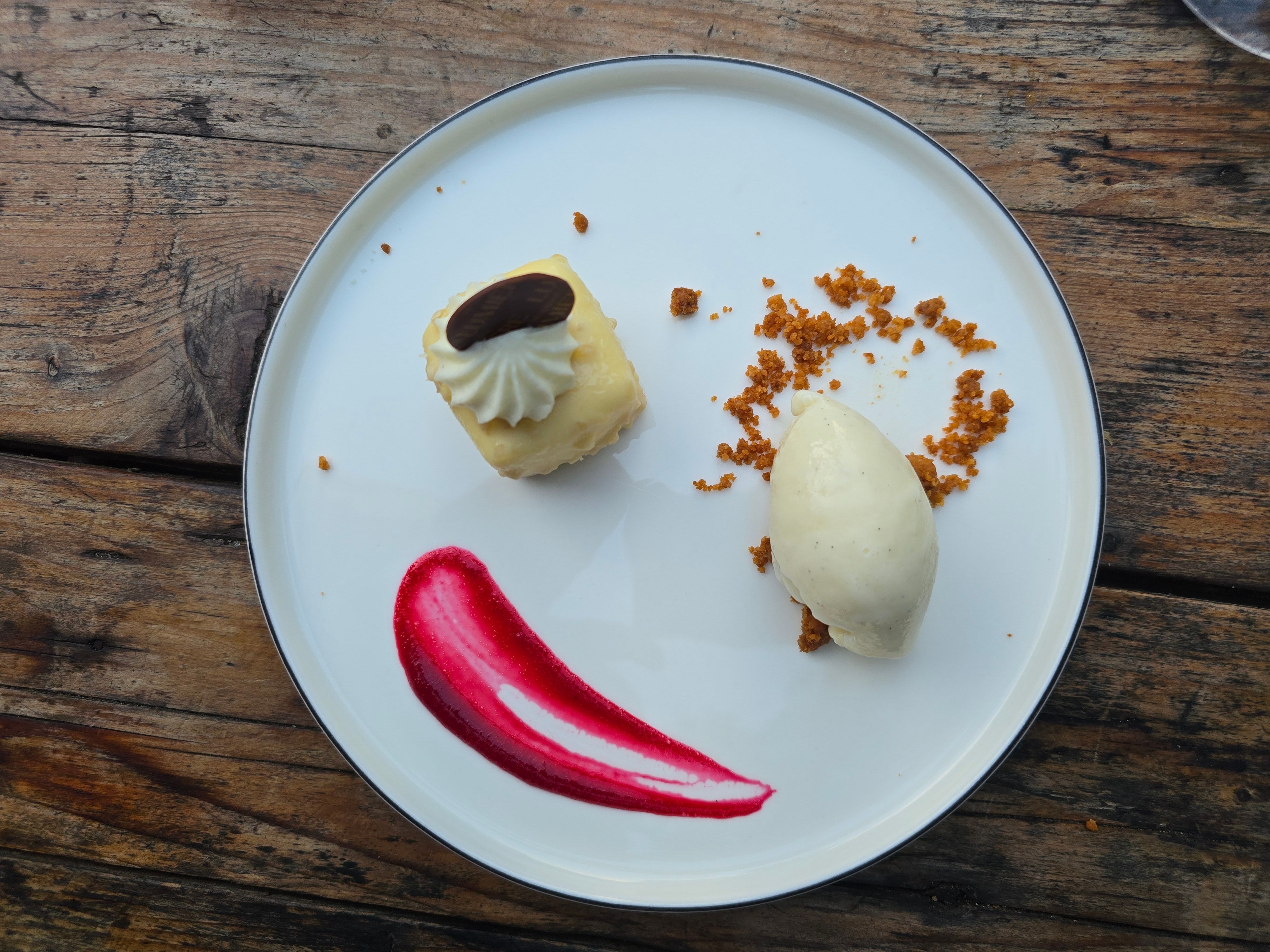 Himbeer-Vanille-Mandel-Praliné der Patisserie Lumière mit Joghurteis