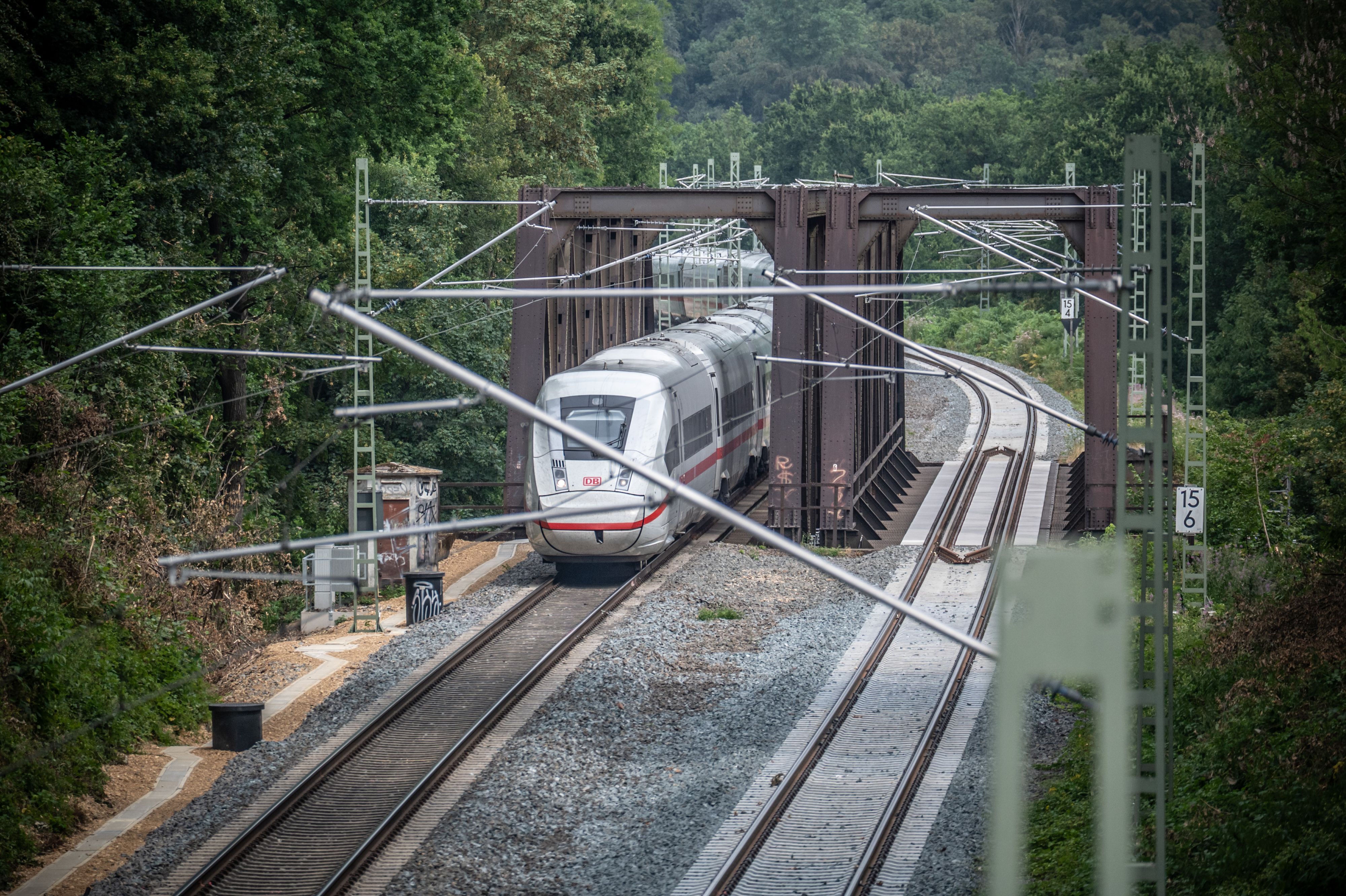 Die rechte Wupperbrücke ist gesperrt, weil ein Schaden erst jetzt gefunden wurde. Das Gleis ist hell und neu.