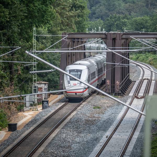 Die rechte Wupperbrücke ist gesperrt, weil ein Schaden erst jetzt gefunden wurde. Das Gleis ist hell und neu.