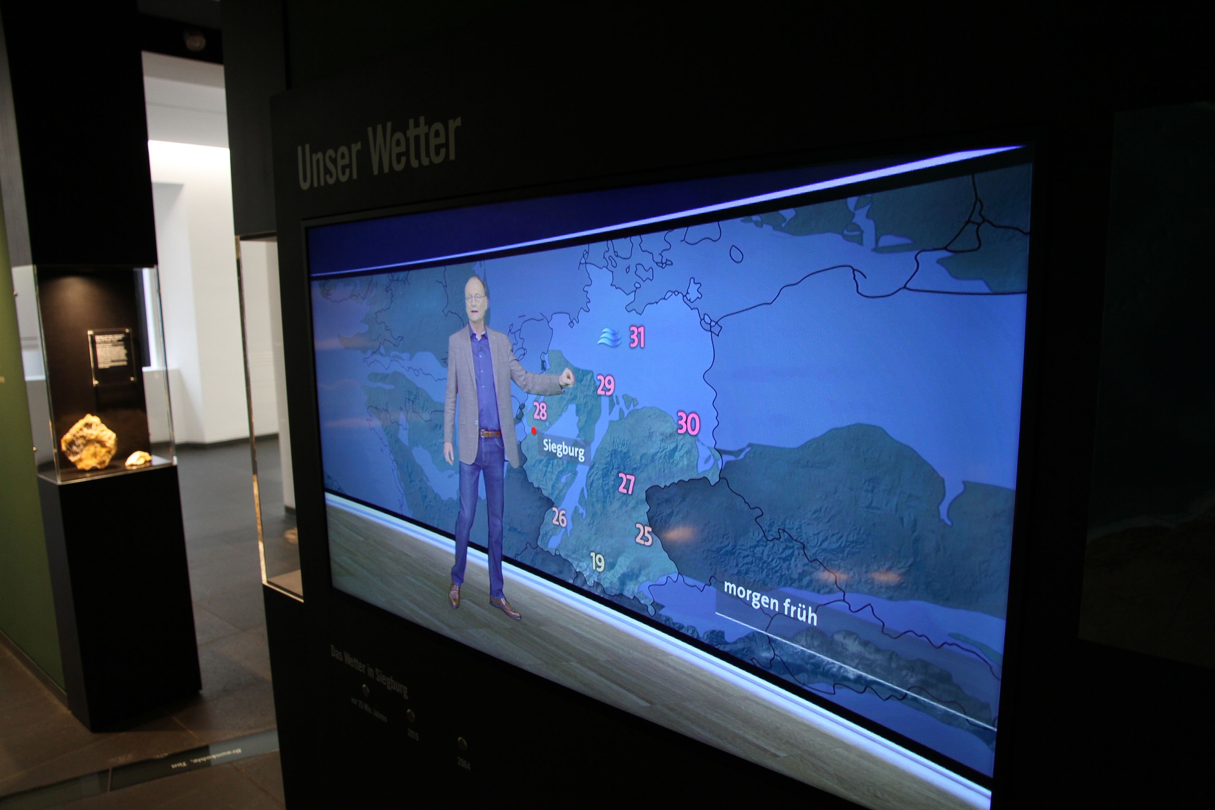 Neu gestaltete Abteilung zu Geologie und Paläontologie im Stadtmuseum Siegburg, Videopräsentation zur Fossillagerstätte Rott, im Hintergrund ein Riesensalamander