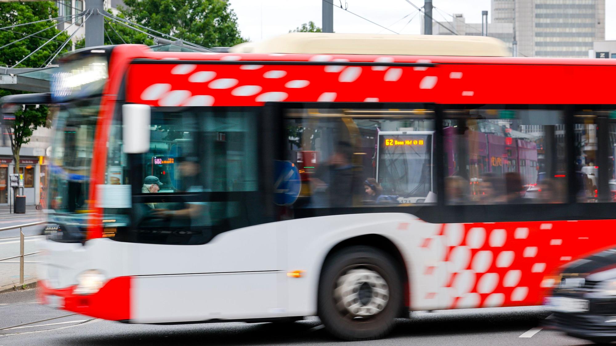 Ein Bus der SWB (Stadtwerke Bonn) fährt durch Bonn (Archivfoto).