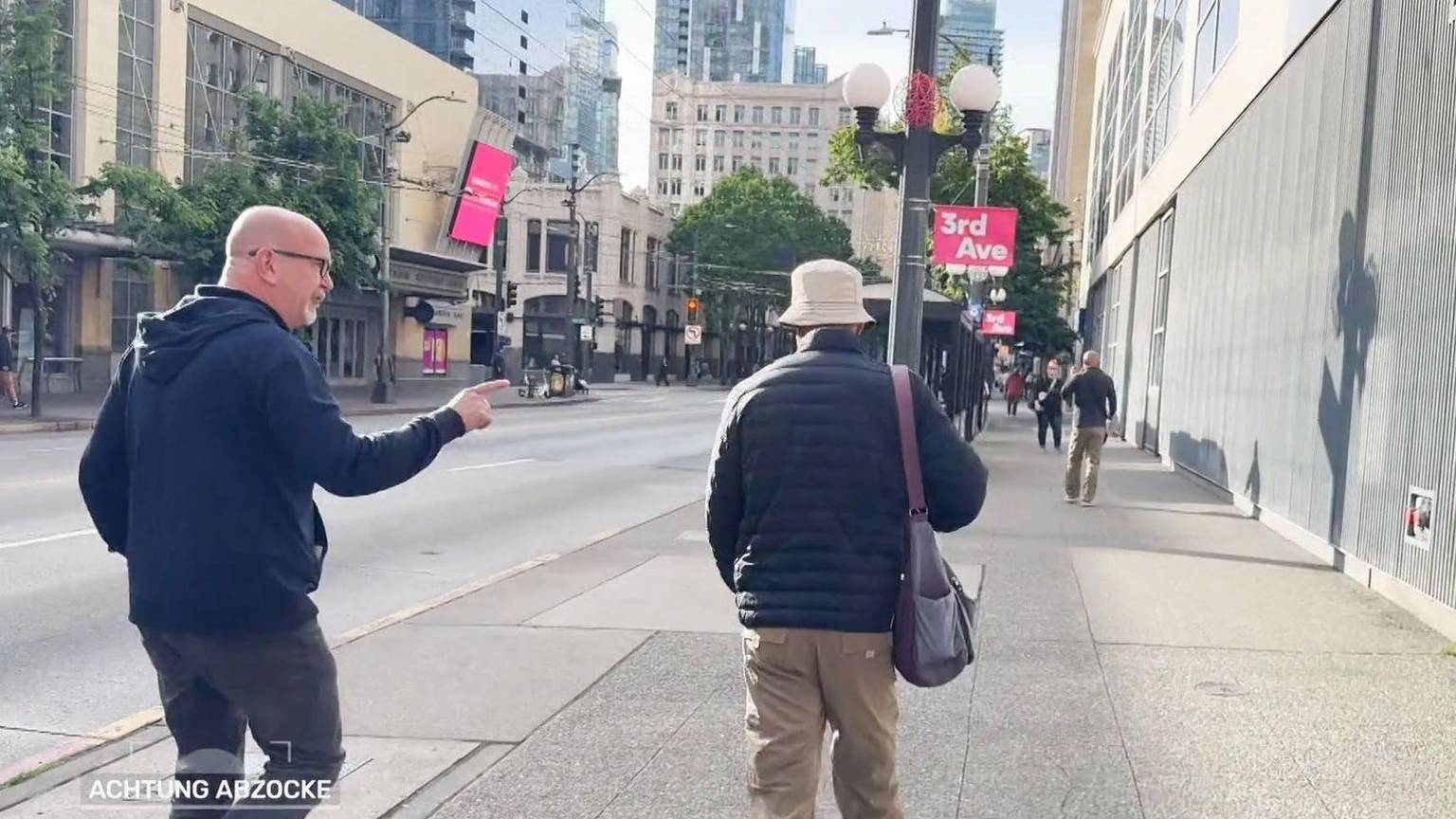 „Ihr seid keine Mönche, ihr seid Abzocker, ihr seid Diebe“: Peter Giesel (links) stellt in Seattle einen Betrüger. (Bild: Joyn)