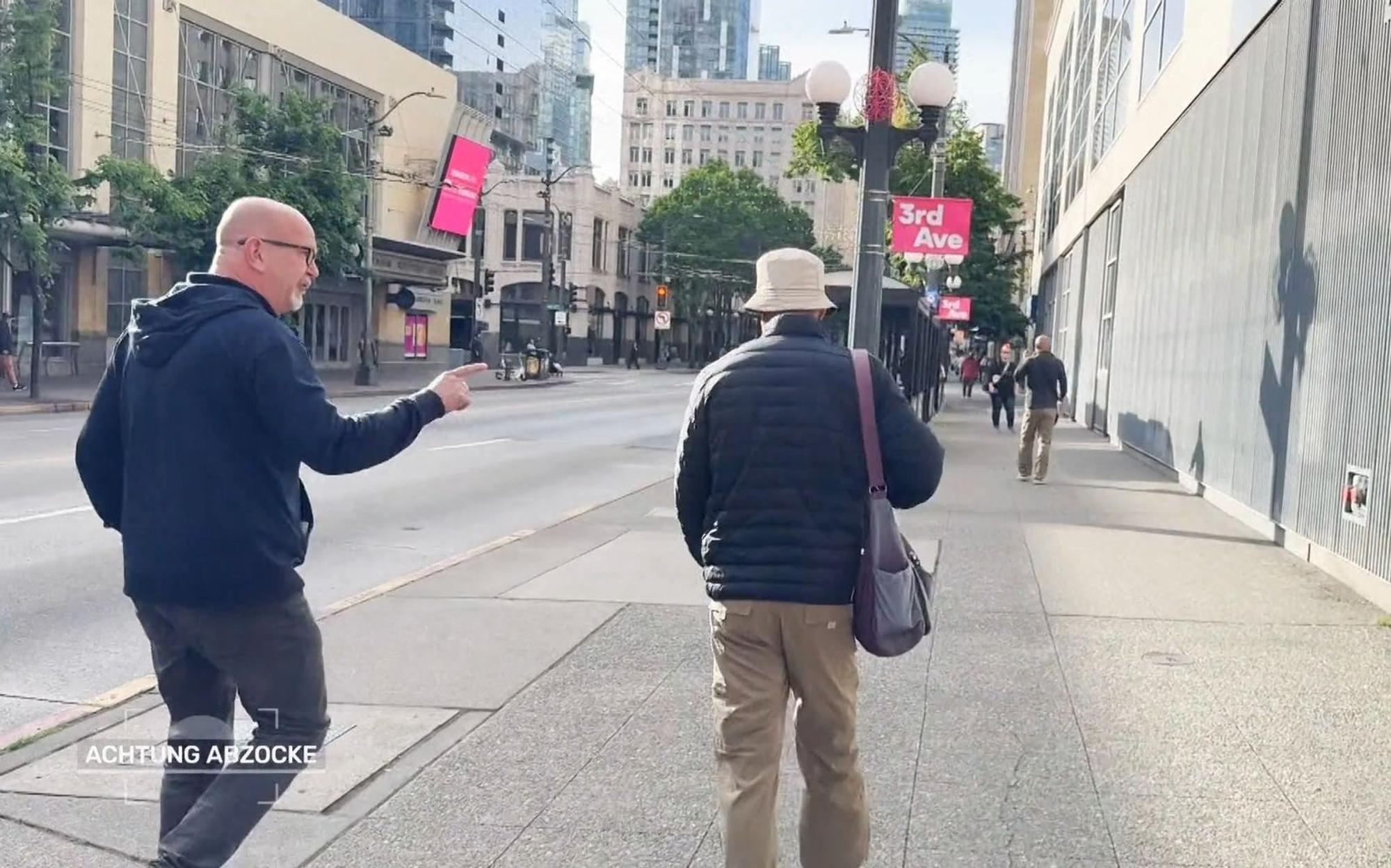 „Ihr seid keine Mönche, ihr seid Abzocker, ihr seid Diebe“: Peter Giesel (links) stellt in Seattle einen Betrüger. (Bild: Joyn)