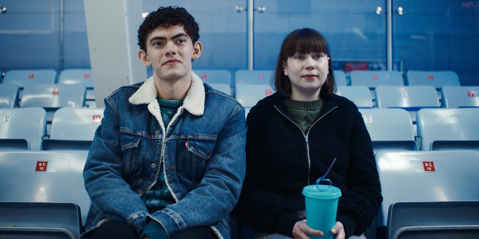 Charlie (Joe Locke) und seine Schwester Tori (Jenny Walser) nehmen das Leben, wie es kommt. (Bild: © 2025 Netflix, Inc.)