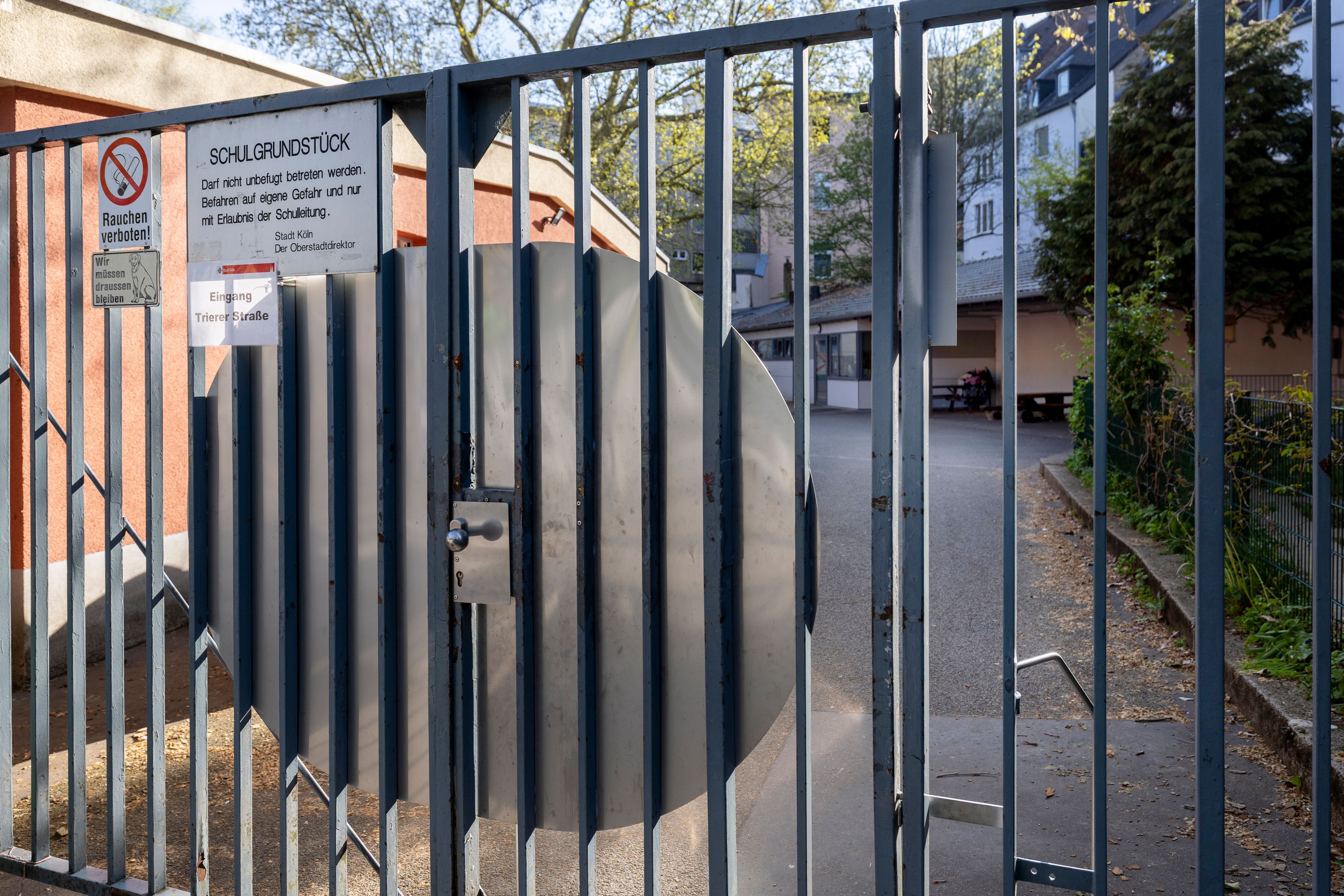 Bisher untersagten Verbotsschilder den Zutritt für unbefugte Personen zu Kölner Schulhöfen. In diesem Sommer sind nun einige der Schulhöfe für Kinder und Jugendliche geöffnet. (Archivbild)