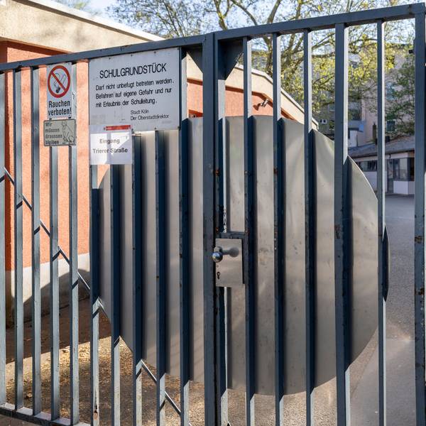 Bisher untersagten Verbotsschilder den Zutritt für unbefugte Personen zu Kölner Schulhöfen. In diesem Sommer sind nun einige der Schulhöfe für Kinder und Jugendliche geöffnet. (Archivbild)