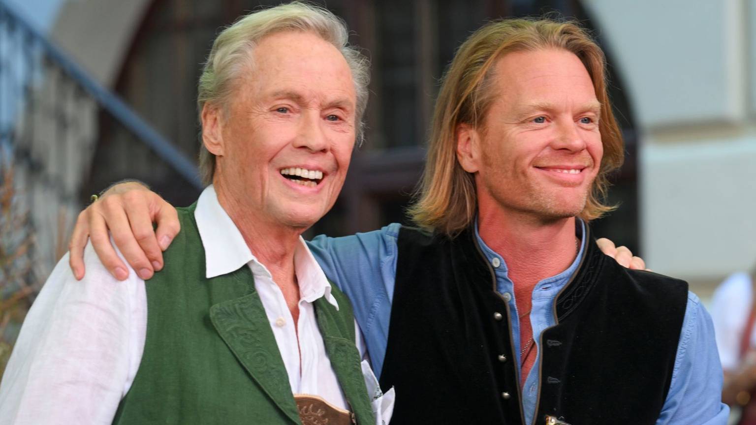 Peter Kraus (links) hat einen neuen Song mit seinem Sohn Mike veröffentlicht. (Bild: 2025 Getty Images/Hannes Magerstaedt)