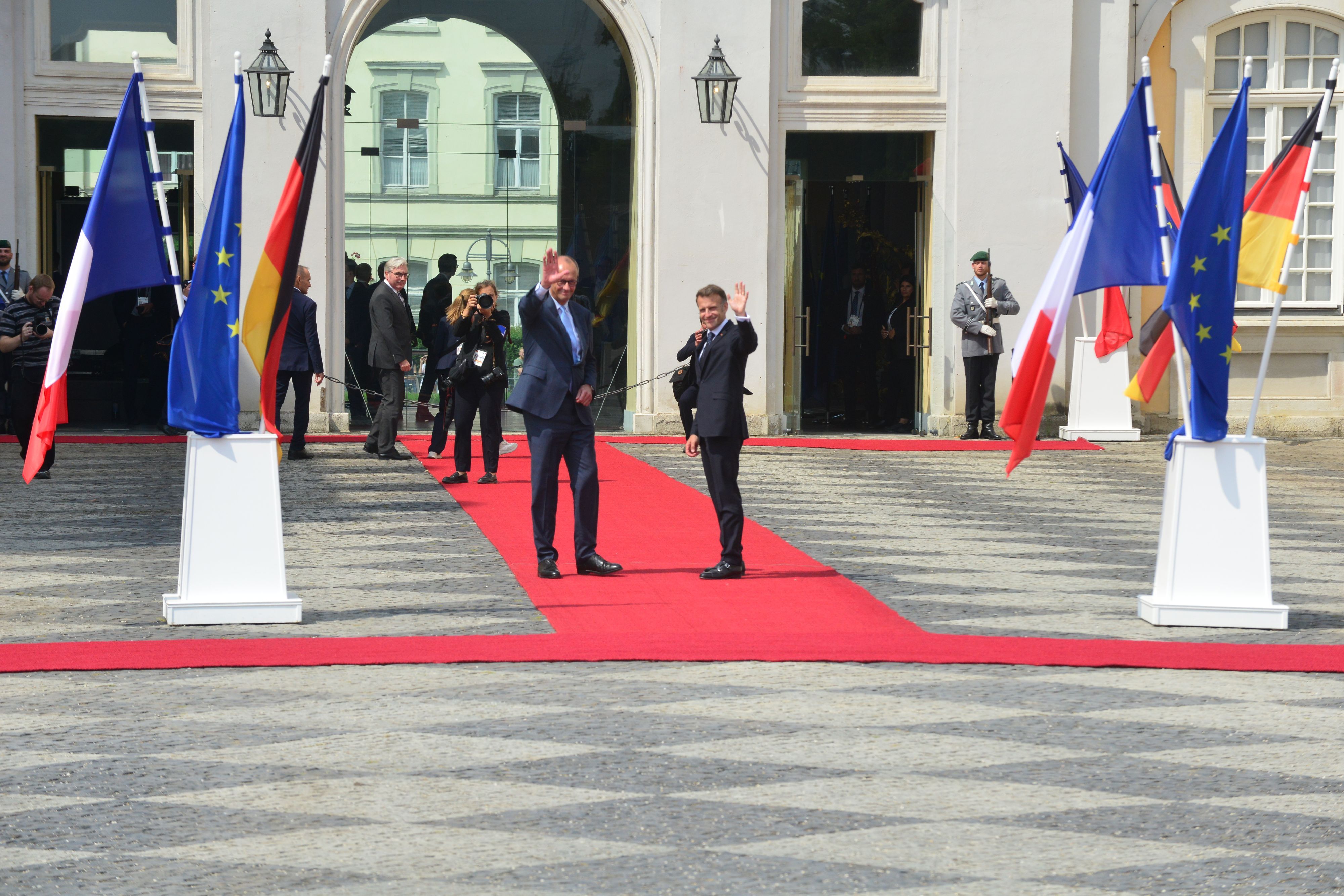 Zu sehen sind Friedrich Merz und Emmanuel Macron.