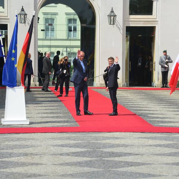 Zu sehen sind Friedrich Merz und Emmanuel Macron.