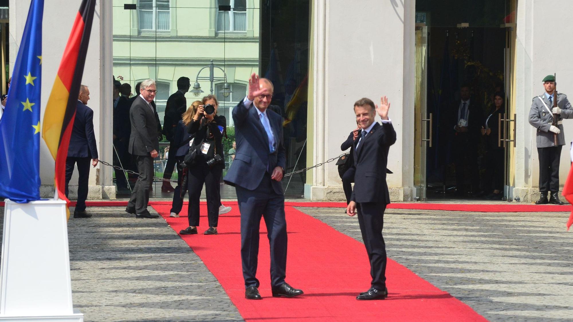 Zu sehen sind Friedrich Merz und Emmanuel Macron.